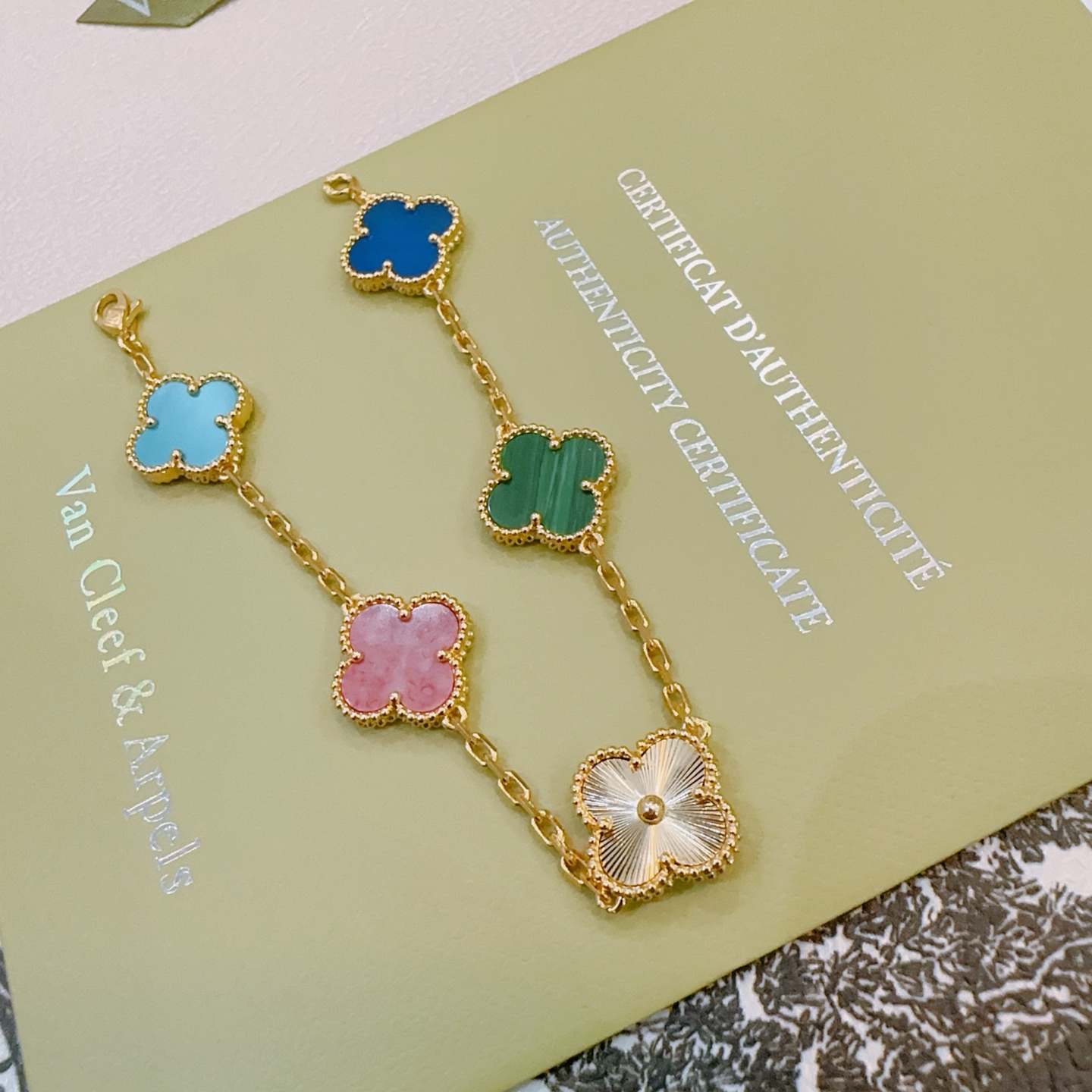 四叶草梵克雅宝🍀正品定制🌈彩虹花色手链V金材质系列 品相完美，细节无敌，那种独特的色泽完全无可挑剔，再缀