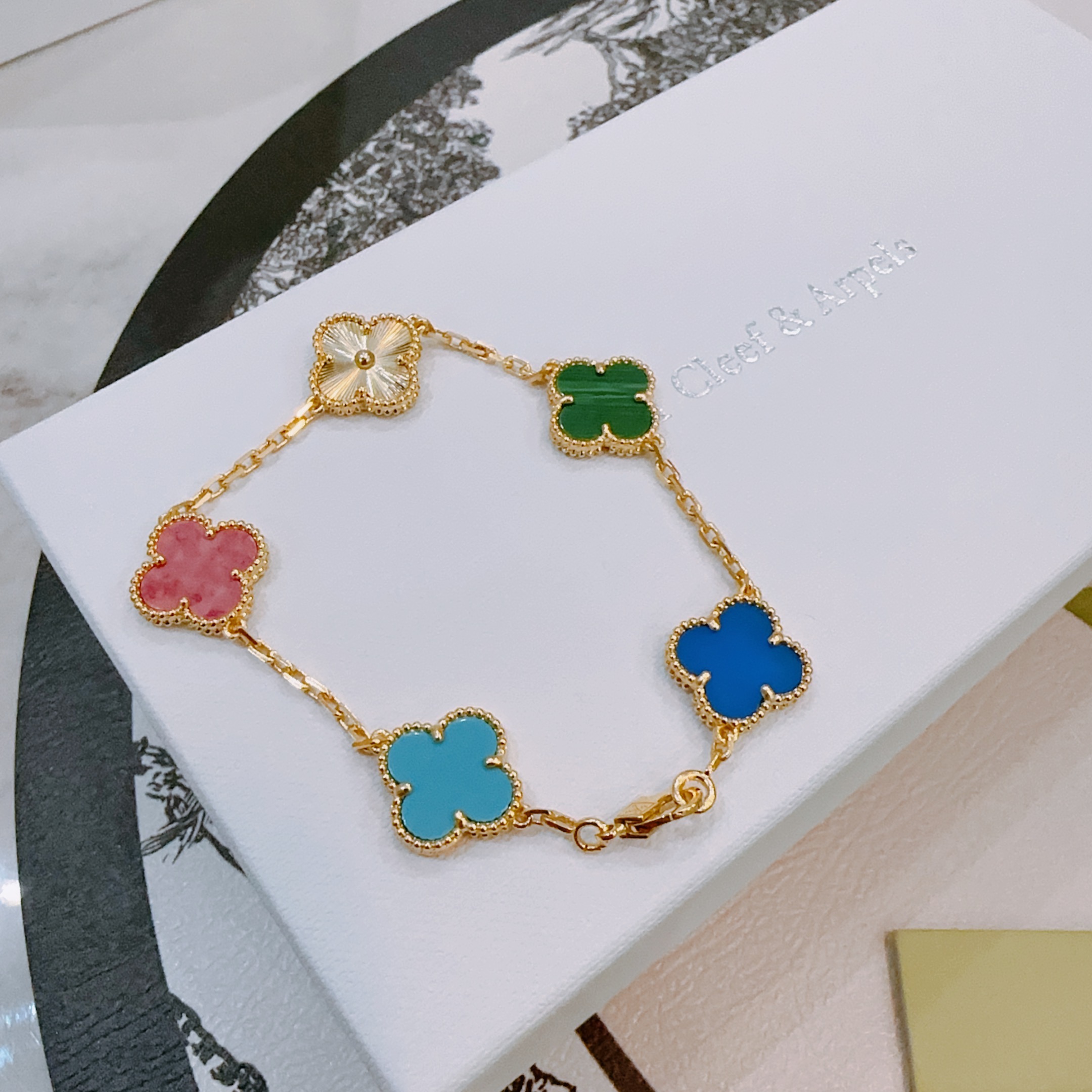 四叶草梵克雅宝🍀正品定制🌈彩虹花色手链V金材质系列 品相完美，细节无敌，那种独特的色泽完全无可挑剔，再缀