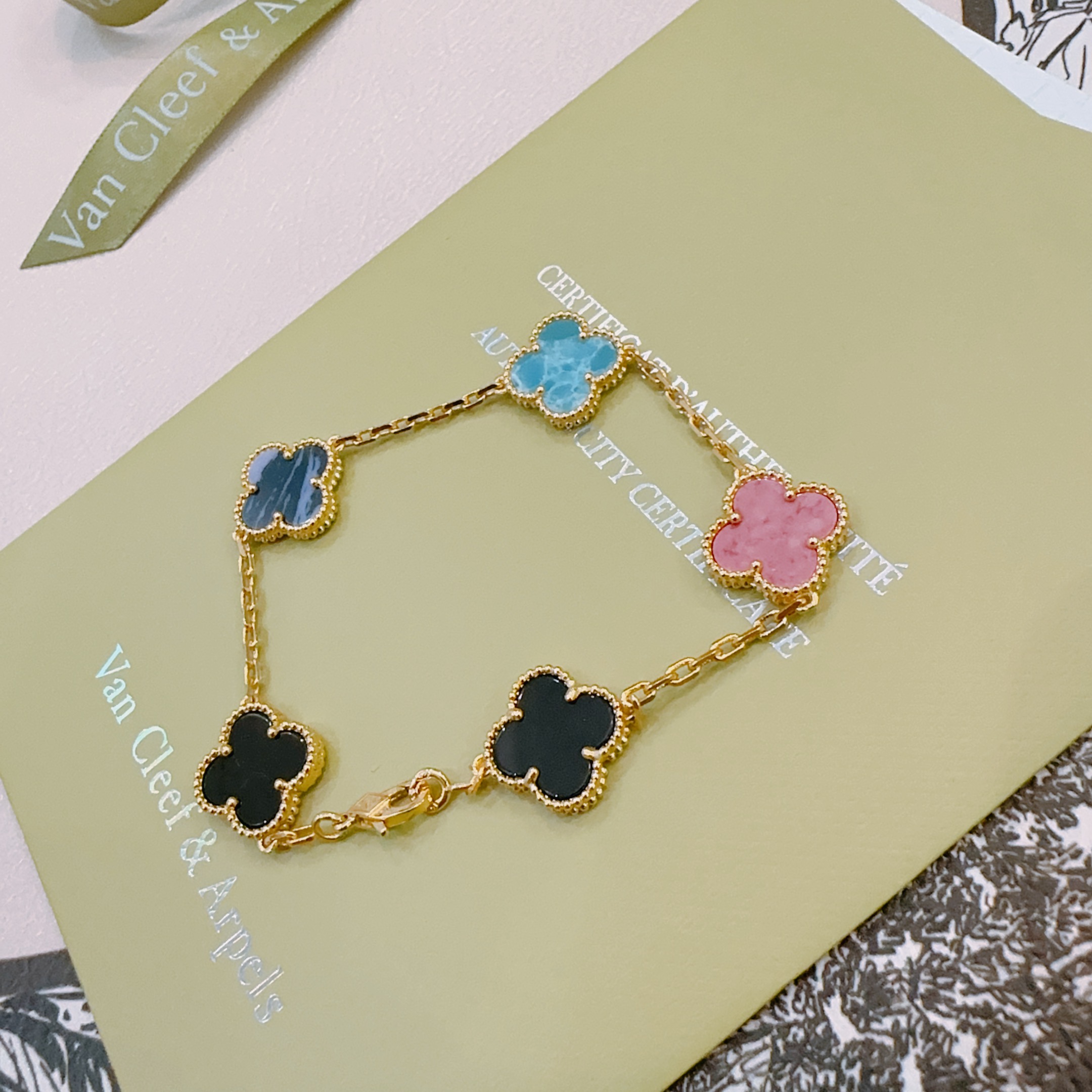 四叶草梵克雅宝🍀正品定制🌈彩虹花色手链V金材质系列 品相完美，细节无敌，那种独特的色泽完全无可挑剔，再缀