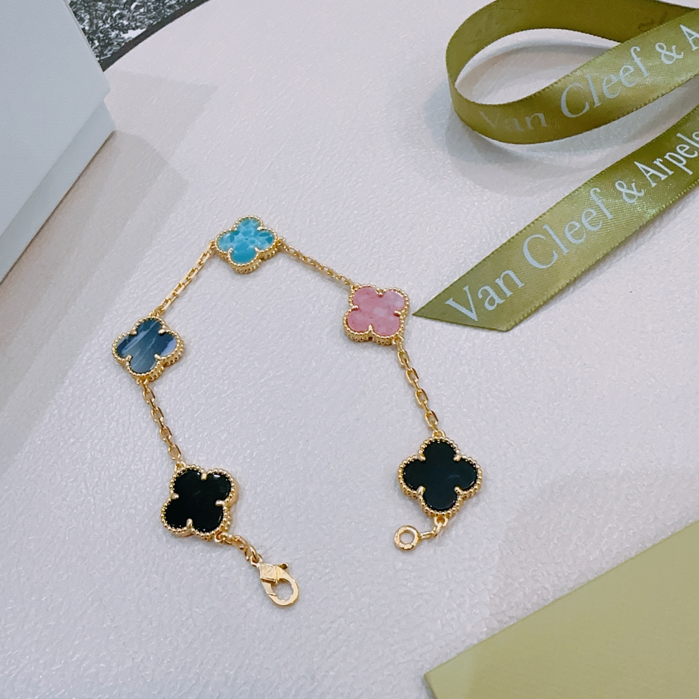 四叶草梵克雅宝🍀正品定制🌈彩虹花色手链V金材质系列 品相完美，细节无敌，那种独特的色泽完全无可挑剔，再缀