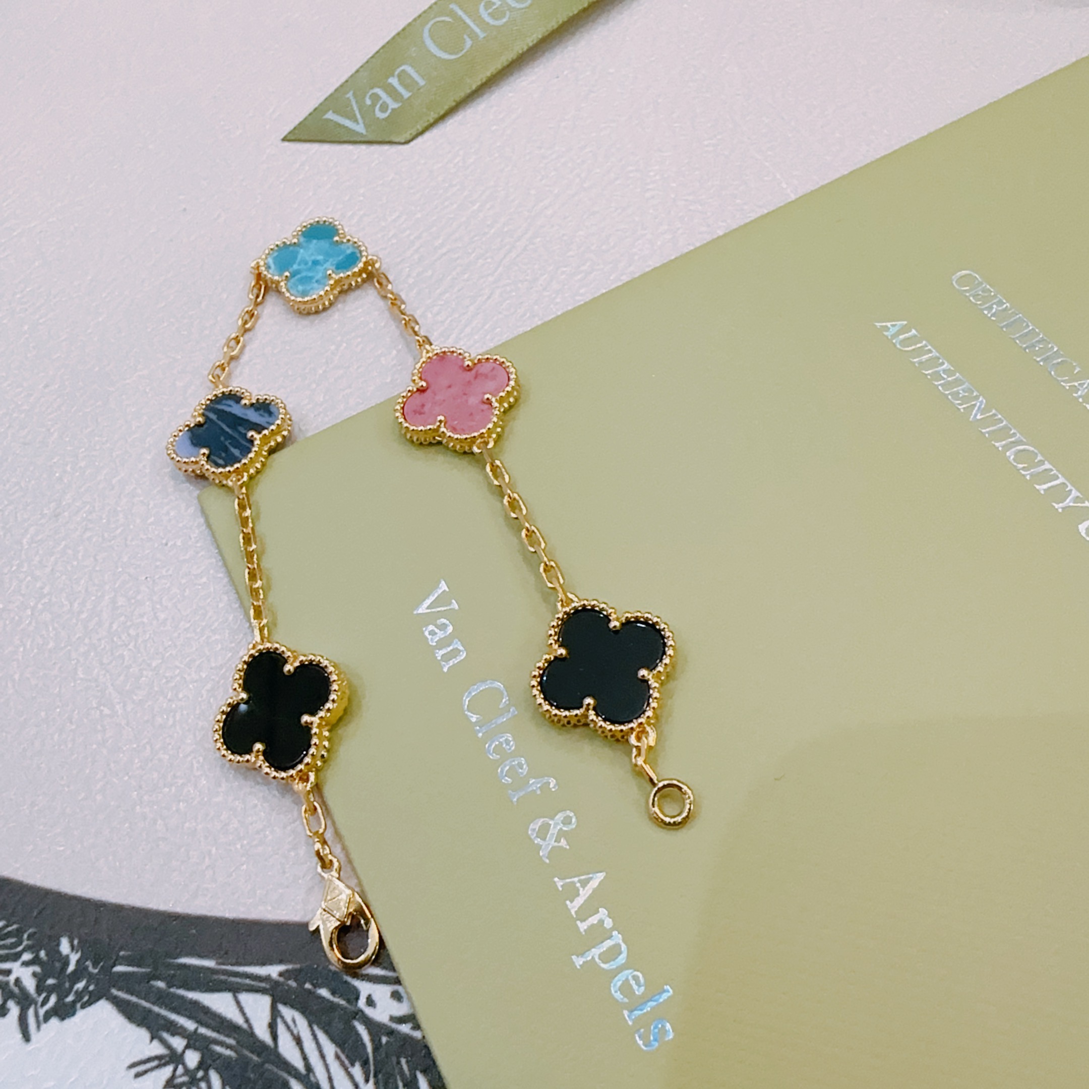 四叶草梵克雅宝🍀正品定制🌈彩虹花色手链V金材质系列 品相完美，细节无敌，那种独特的色泽完全无可挑剔，再缀