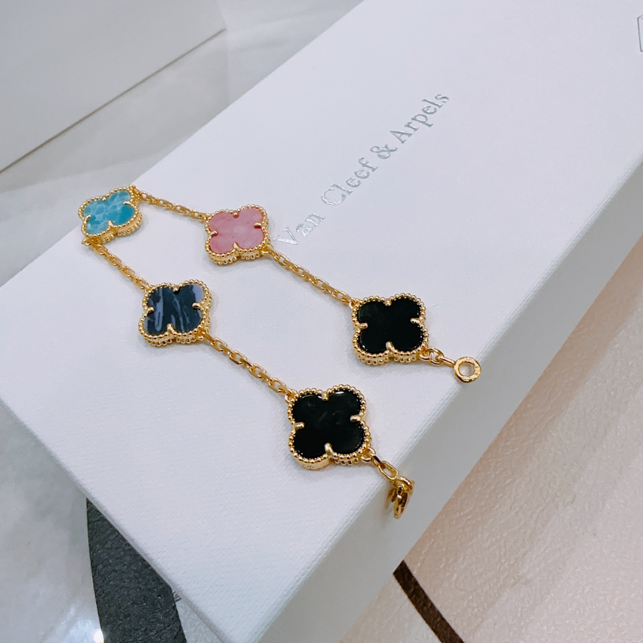 四叶草梵克雅宝🍀正品定制🌈彩虹花色手链V金材质系列 品相完美，细节无敌，那种独特的色泽完全无可挑剔，再缀