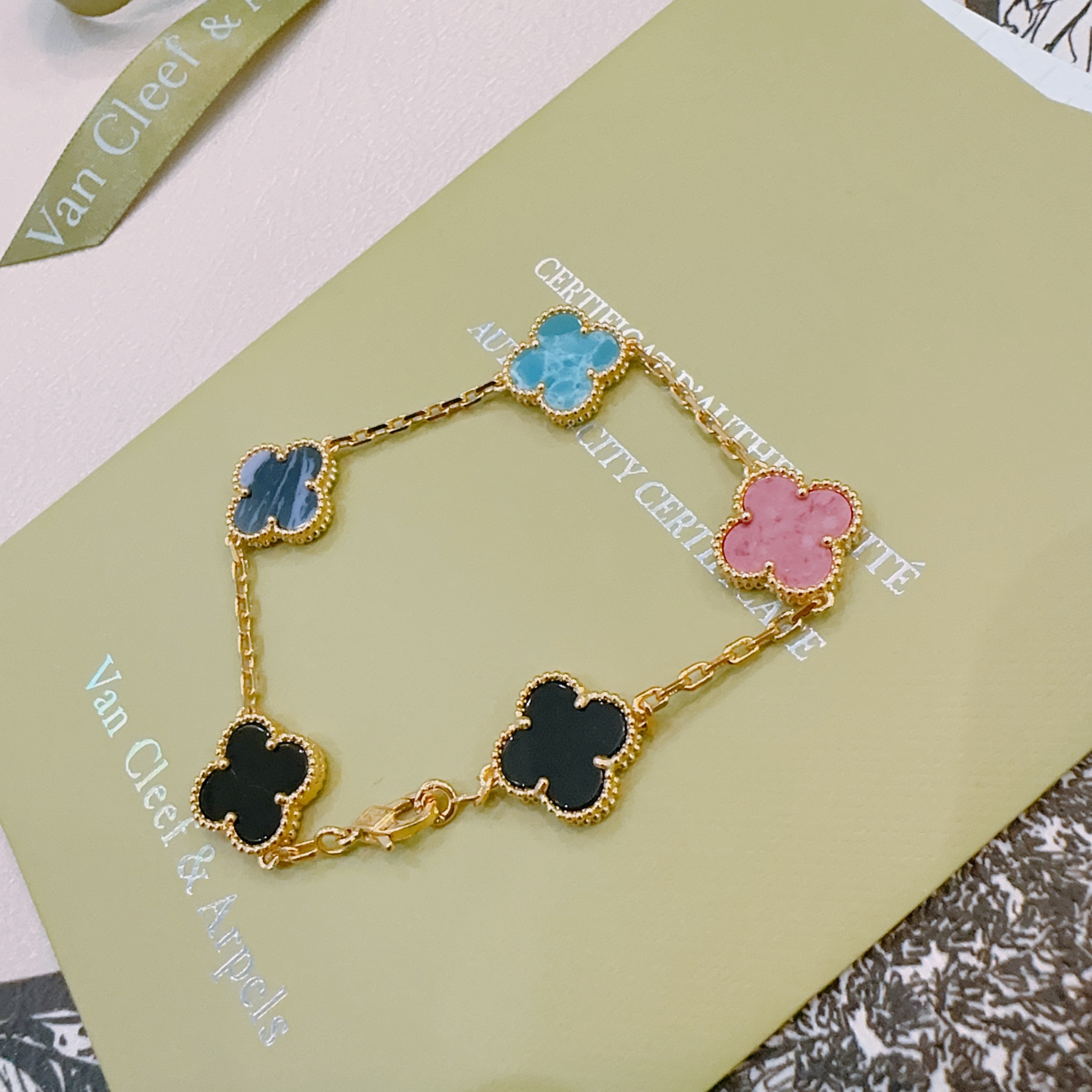 四叶草梵克雅宝🍀正品定制🌈彩虹花色手链V金材质系列 品相完美，细节无敌，那种独特的色泽完全无可挑剔，再缀