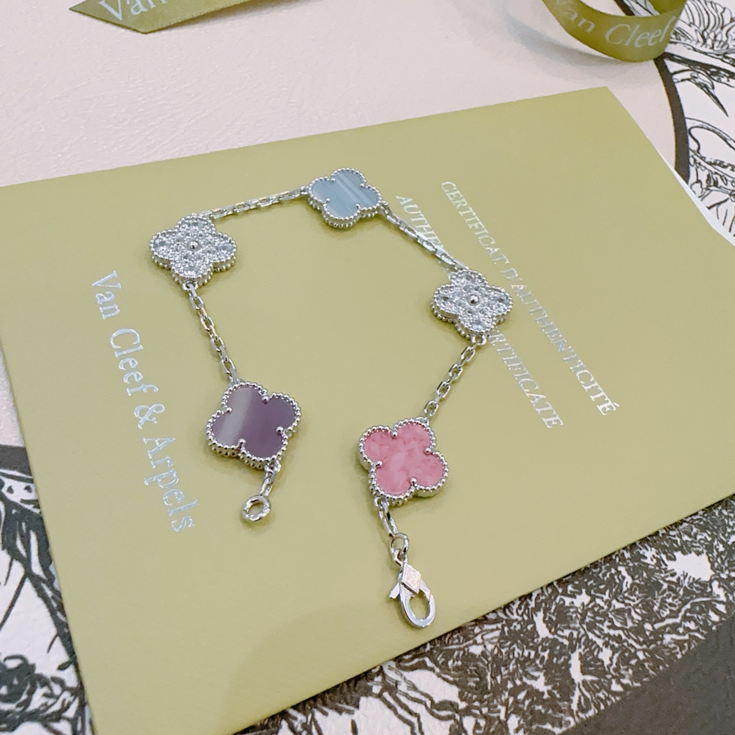 四叶草梵克雅宝🍀正品定制🌈彩虹花色手链V金材质系列 品相完美，细节无敌，那种独特的色泽完全无可挑剔，再缀