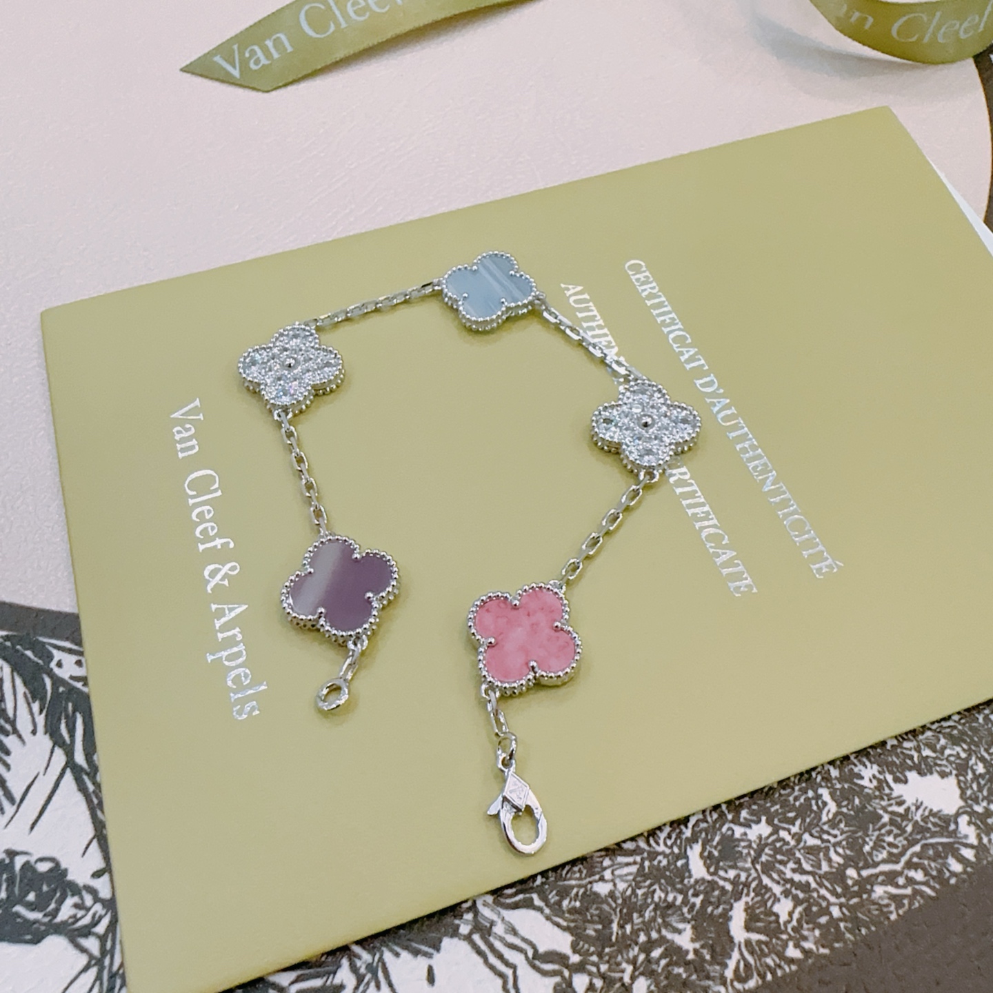 四叶草梵克雅宝🍀正品定制🌈彩虹花色手链V金材质系列 品相完美，细节无敌，那种独特的色泽完全无可挑剔，再缀