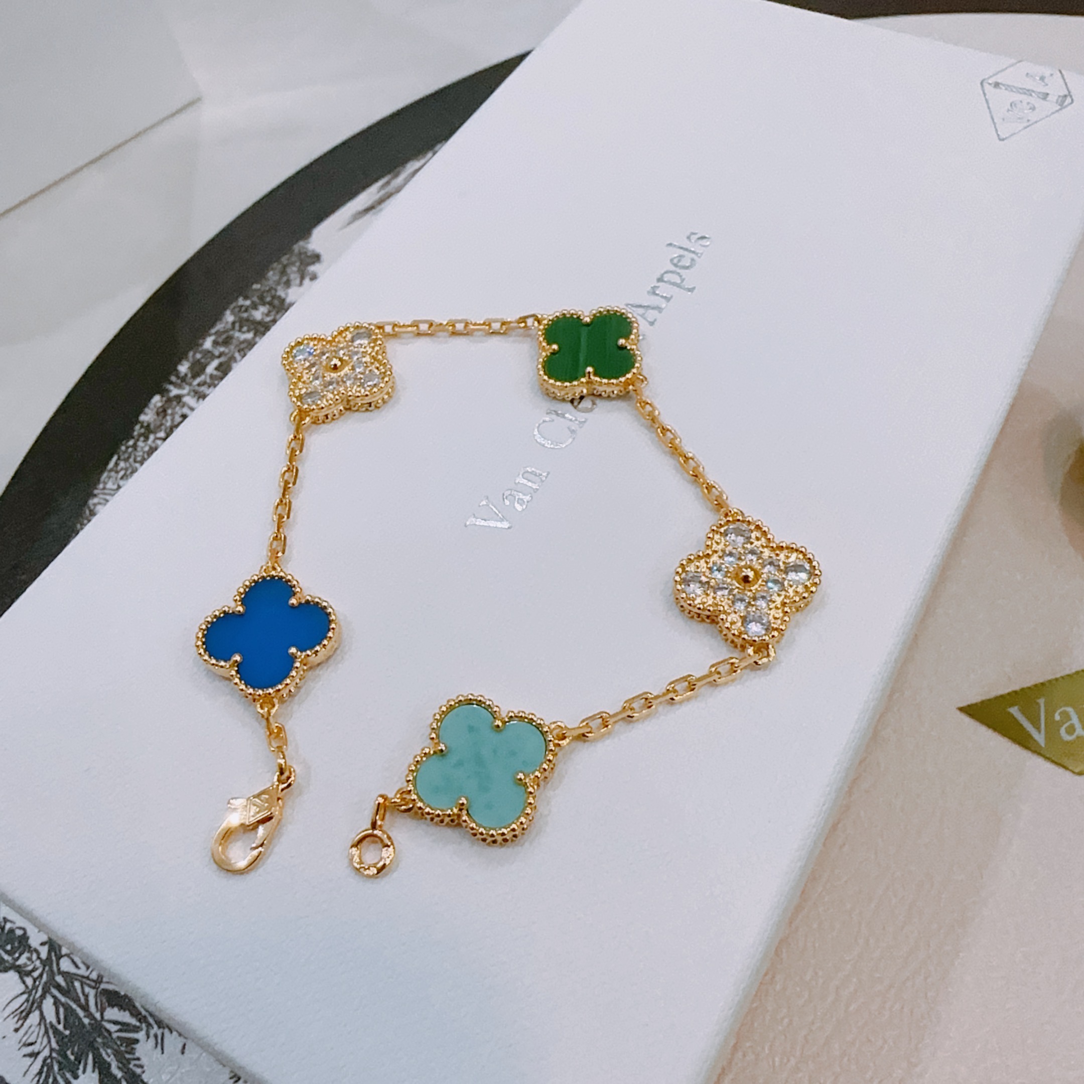 四叶草梵克雅宝🍀正品定制🌈彩虹花色手链V金材质系列 品相完美，细节无敌，那种独特的色泽完全无可挑剔，再缀