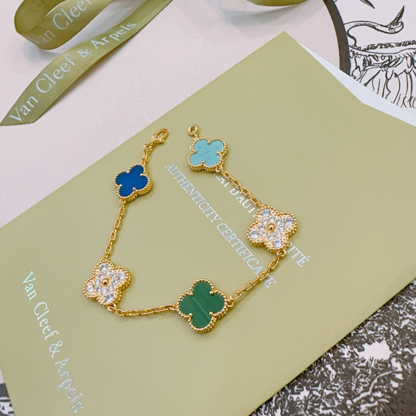四叶草梵克雅宝🍀正品定制🌈彩虹花色手链V金材质系列 品相完美，细节无敌，那种独特的色泽完全无可挑剔，再缀