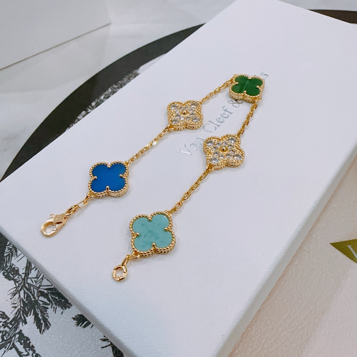 四叶草梵克雅宝🍀正品定制🌈彩虹花色手链V金材质系列 品相完美，细节无敌，那种独特的色泽完全无可挑剔，再缀