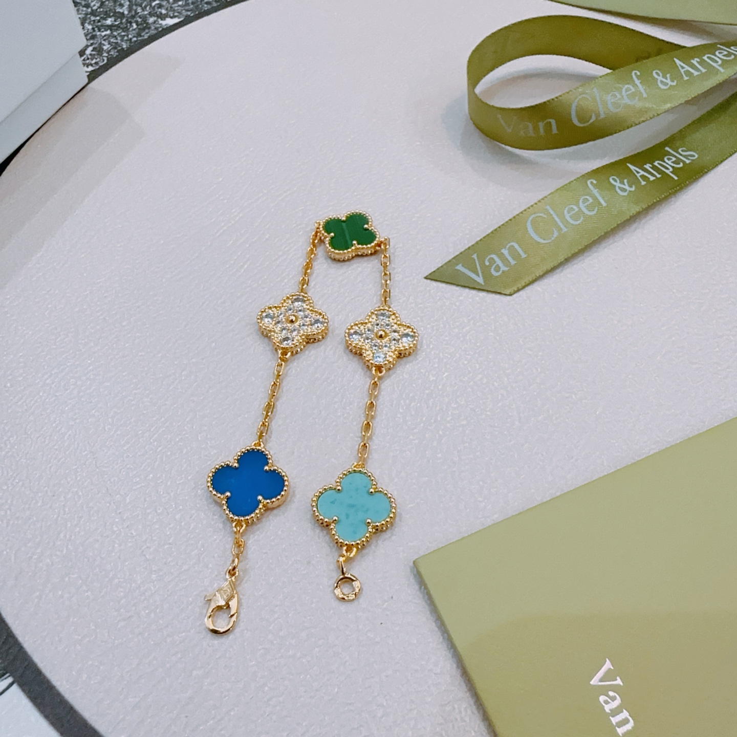 四叶草梵克雅宝🍀正品定制🌈彩虹花色手链V金材质系列 品相完美，细节无敌，那种独特的色泽完全无可挑剔，再缀