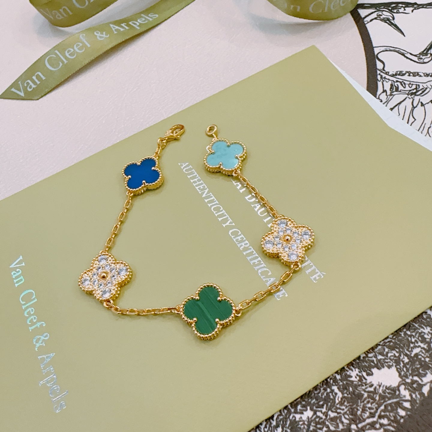 四叶草梵克雅宝🍀正品定制🌈彩虹花色手链V金材质系列 品相完美，细节无敌，那种独特的色泽完全无可挑剔，再缀
