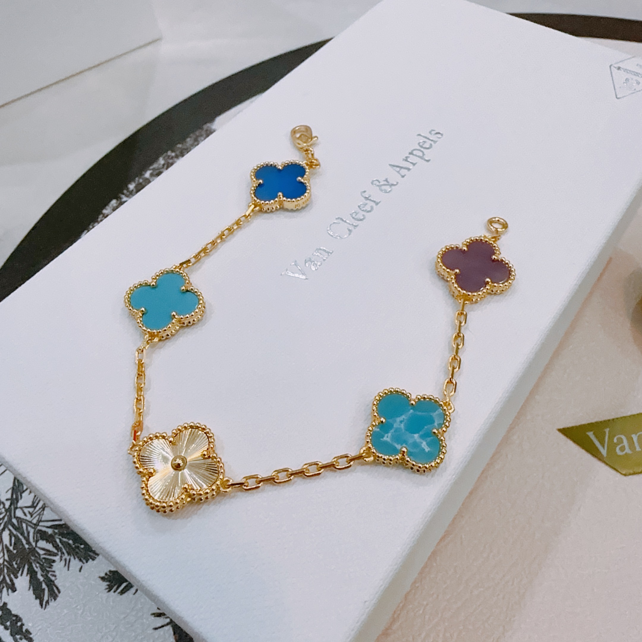 四叶草梵克雅宝🍀正品定制🌈彩虹花色手链V金材质系列 品相完美，细节无敌，那种独特的色泽完全无可挑剔，再缀