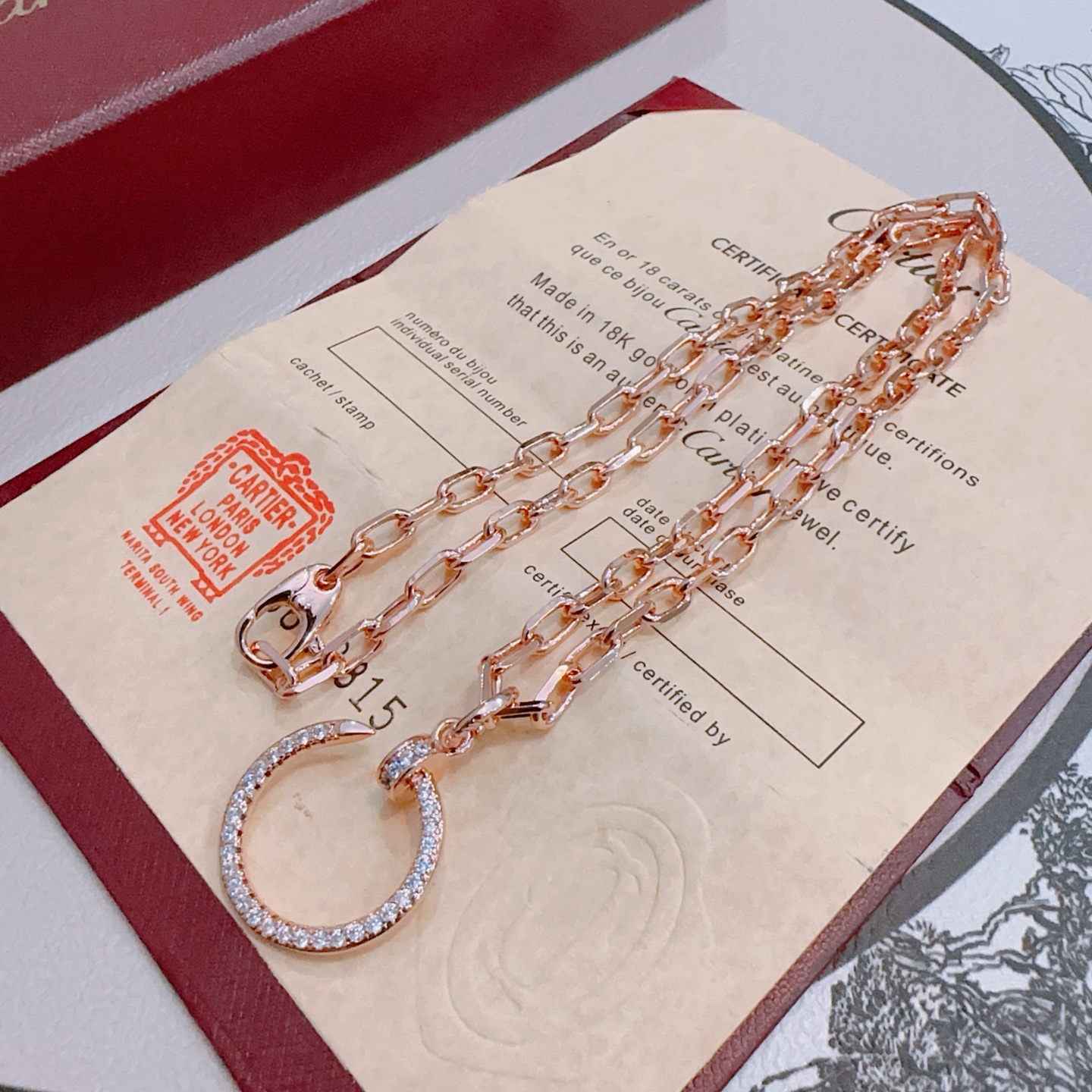 NO:387211,The new Cartier necklace V gold material series is perfect in appearance and invincible in details. The unique color is completely impeccable, and is decorated with a classic ring shape design. It is simple but elegant and eye-catching. The pure handmade combination of V gold makes the complexion look more elegant and attractive. The same style as men and women, the fine jewelry, cartier, necklace19860909新款卡地亚项链V金材质系列 品相完美,细节无敌,那种独特的色泽完全无可挑剔,再缀以经典指环外形设计,简约之余却又优雅夺目,V金纯手工的组合更显气色,上手雅致动人.男女同款,饰品精品,cartier,necklace,Jewelry