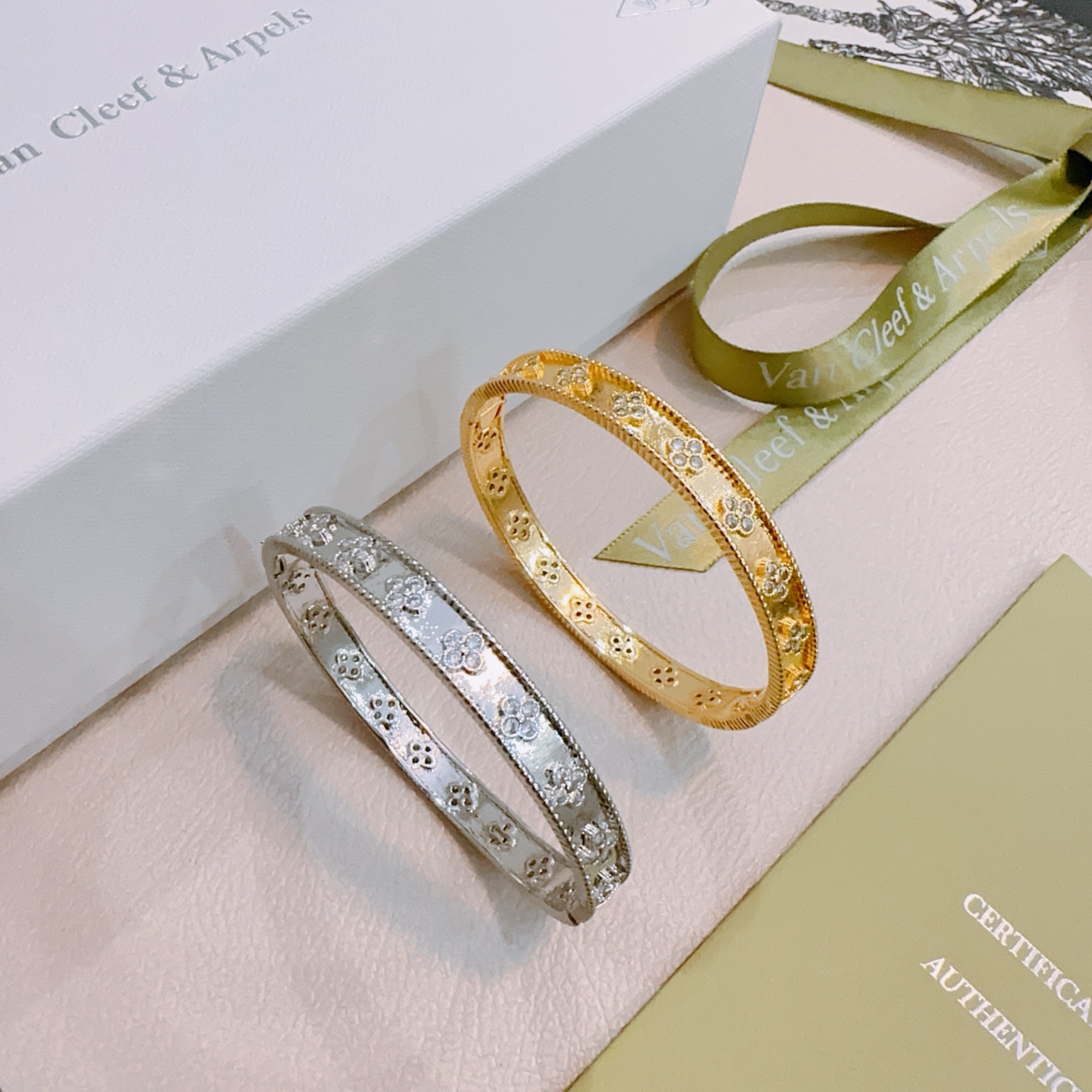 Van Cleef Arpels Perlee Sweet Clovers bracelet 18K white gold diamond 17cm