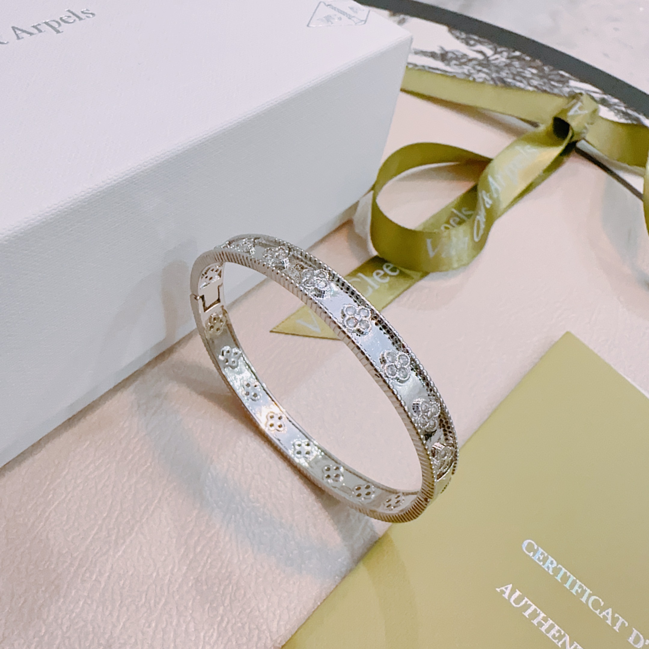 Van Cleef Arpels Perlee Sweet Clovers bracelet 18K white gold diamond 17cm