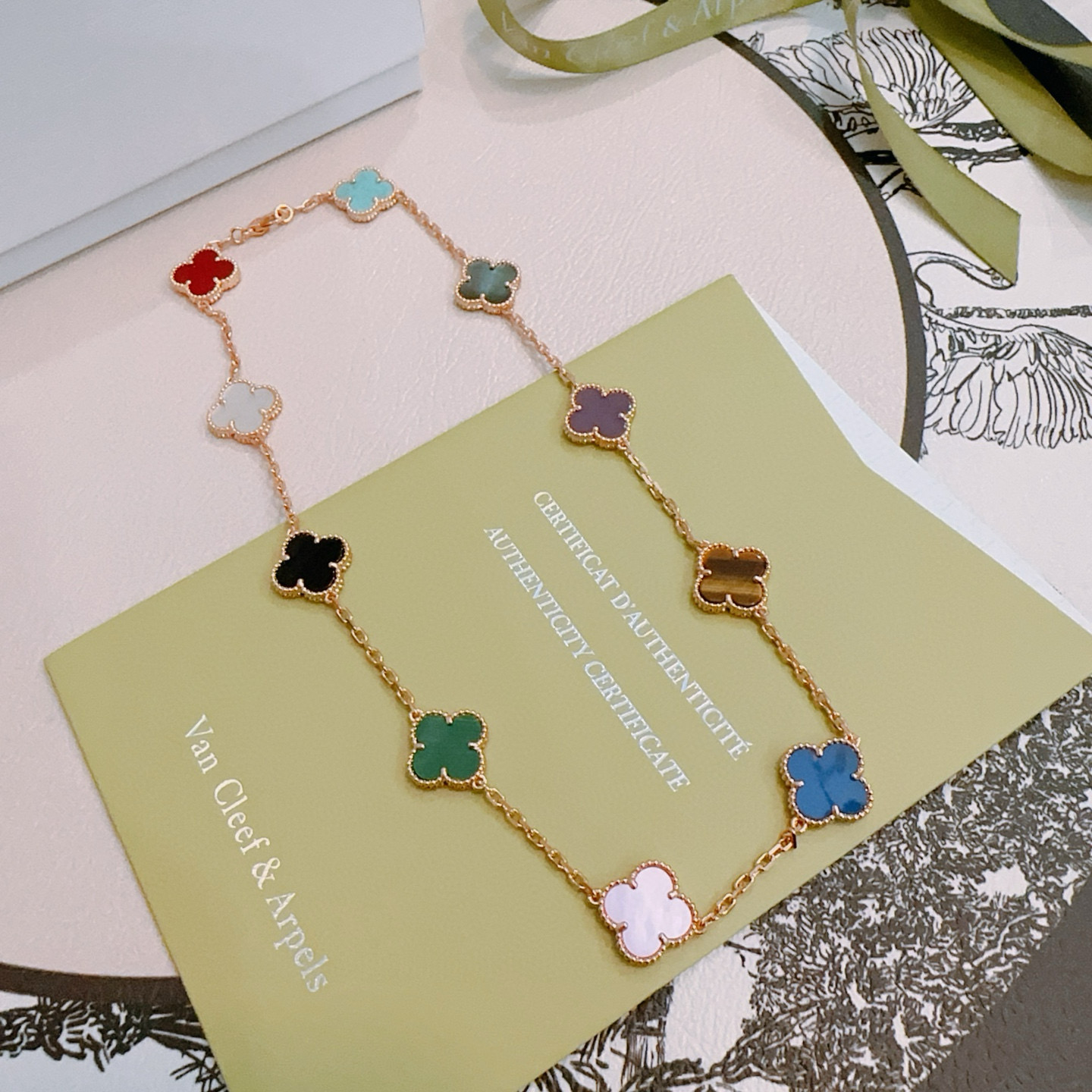Van Cleef Arpels Alhambra collana in oro rosa con intarsi di trifogli multicolori rosso turchese grigio-verde viola occhio di tigre marrone blu rosa chiaro madreperla verde malachite nero onice madreperla bianca 42 cm