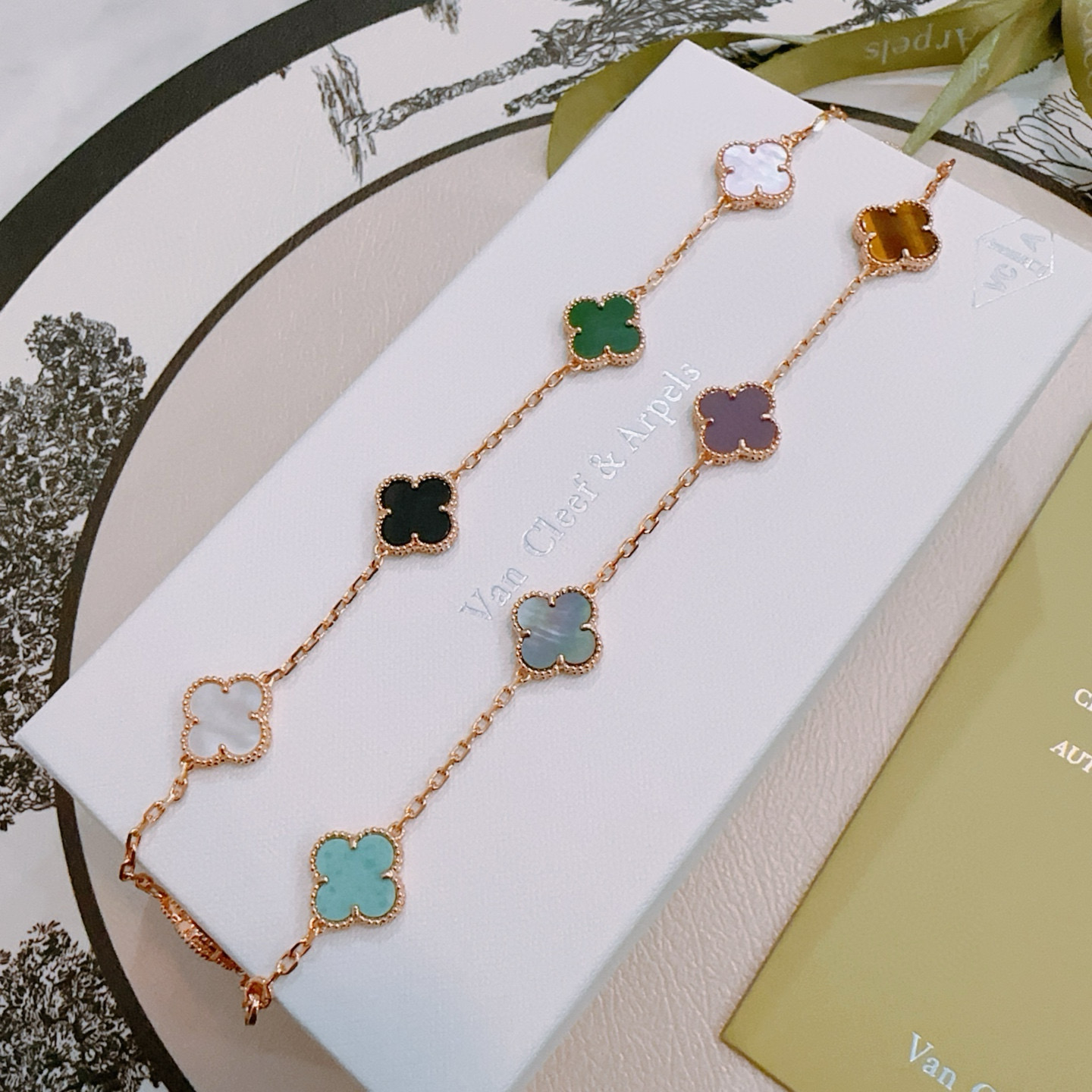 Van Cleef Arpels Alhambra collana in oro rosa con intarsi di trifogli multicolori rosso turchese grigio-verde viola occhio di tigre marrone blu rosa chiaro madreperla verde malachite nero onice madreperla bianca 42 cm