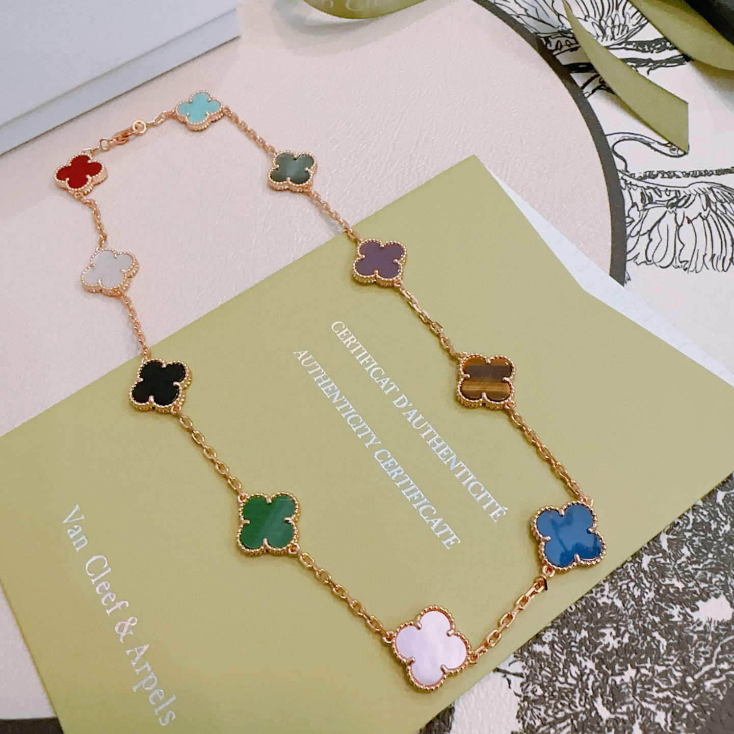 Van Cleef Arpels Alhambra collana in oro rosa con intarsi di trifogli multicolori rosso turchese grigio-verde viola occhio di tigre marrone blu rosa chiaro madreperla verde malachite nero onice madreperla bianca 42 cm