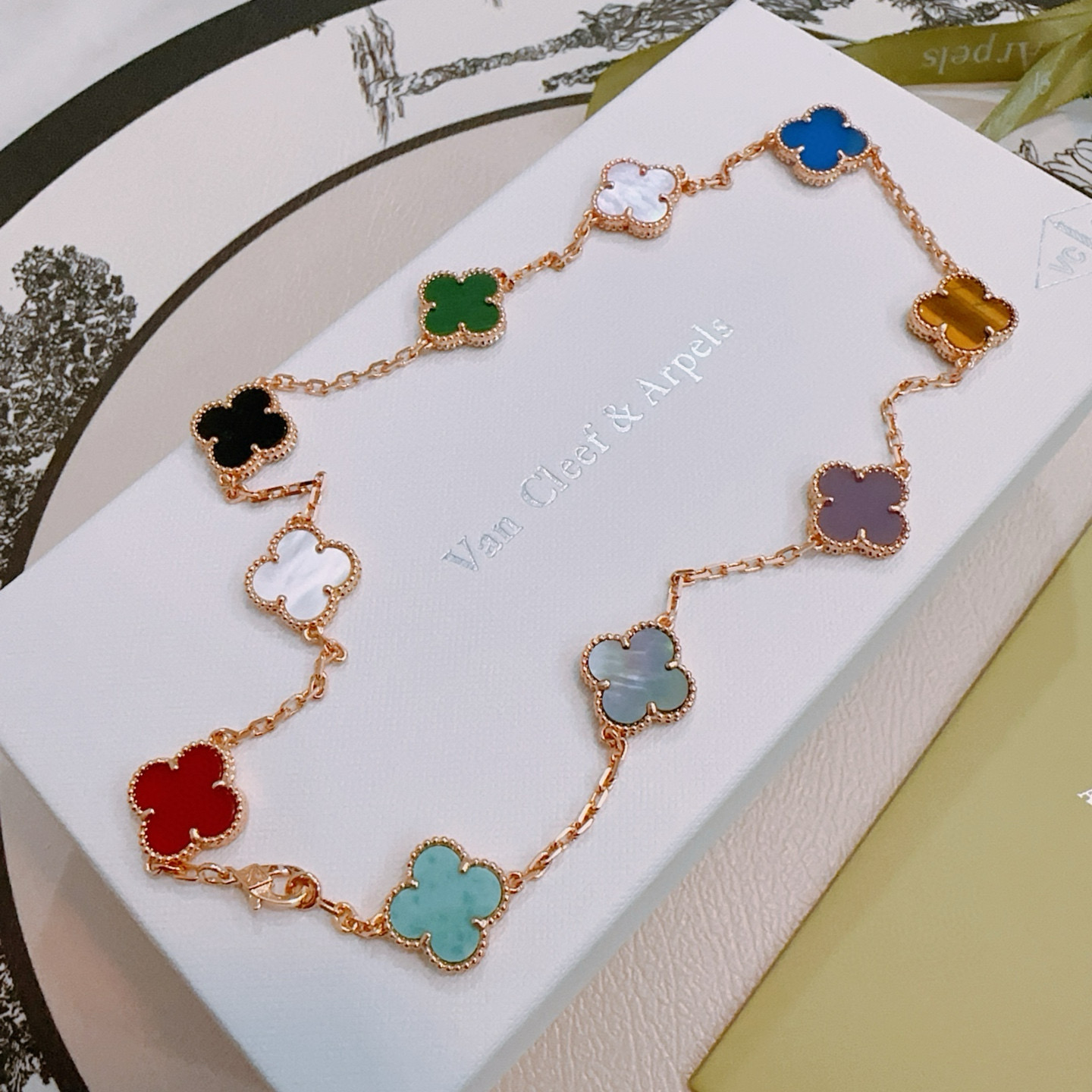 Van Cleef Arpels Alhambra collana in oro rosa con intarsi di trifogli multicolori rosso turchese grigio-verde viola occhio di tigre marrone blu rosa chiaro madreperla verde malachite nero onice madreperla bianca 42 cm