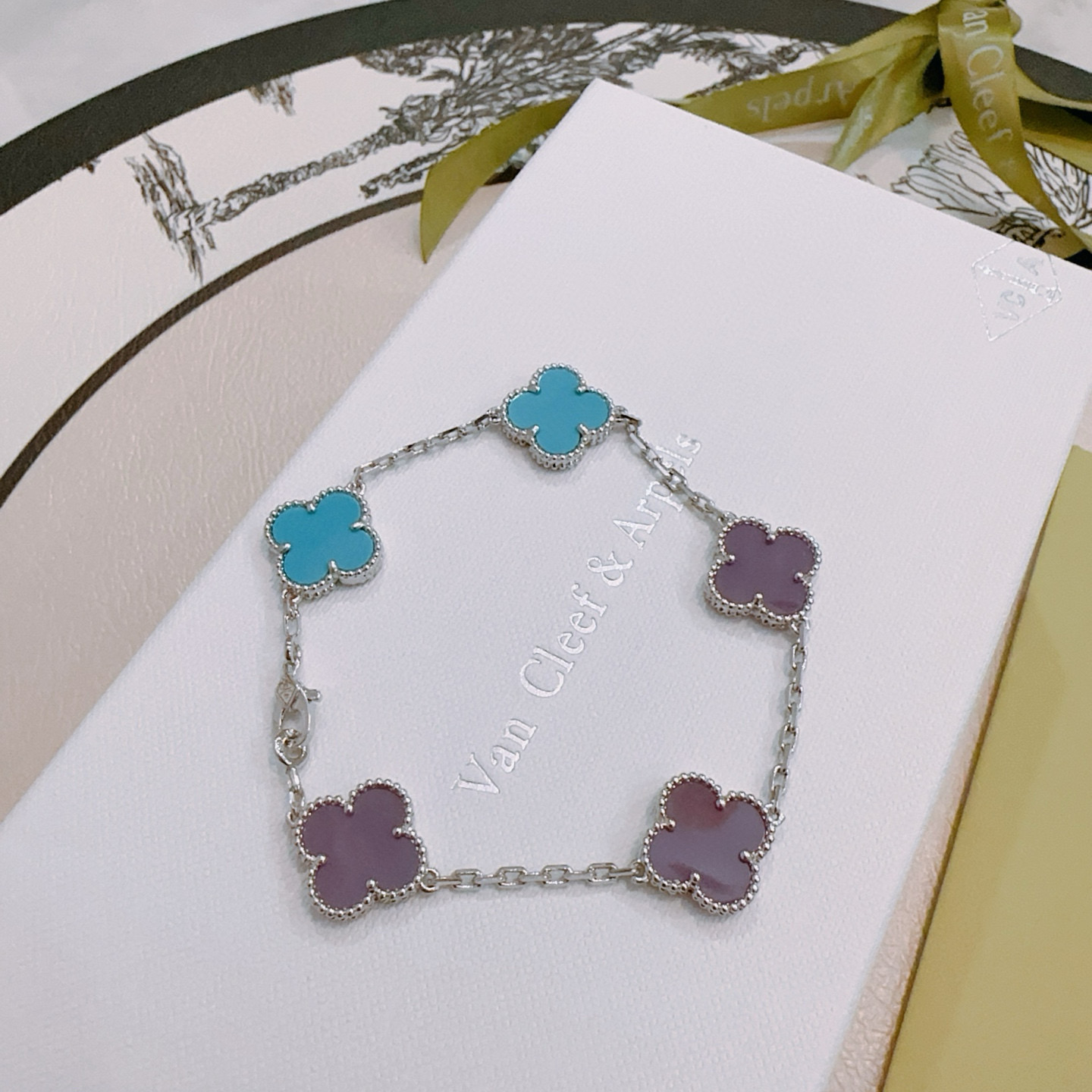 Van Cleef Arpels Pulsera Alhambra Metal plateado con incrustaciones de tréboles azul turquesa y violeta 18cm