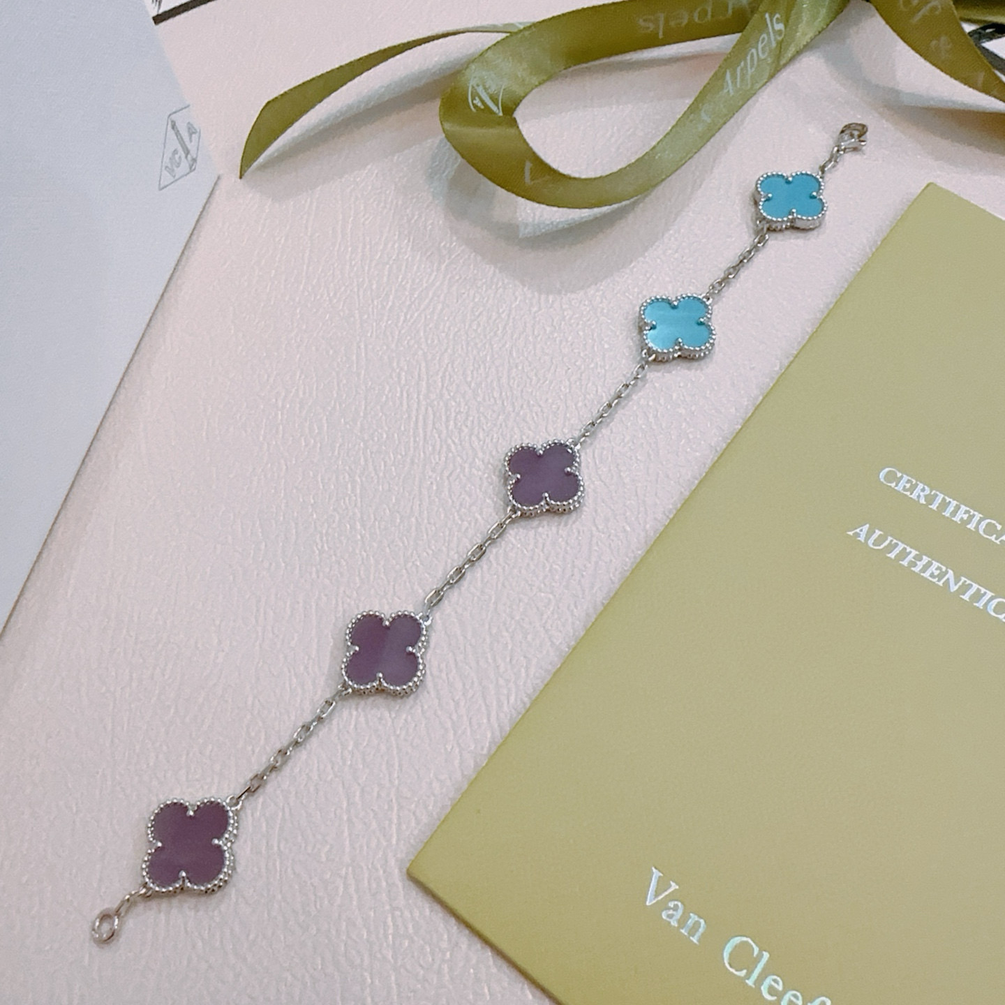 Van Cleef Arpels Pulsera Alhambra Metal plateado con incrustaciones de tréboles azul turquesa y violeta 18cm