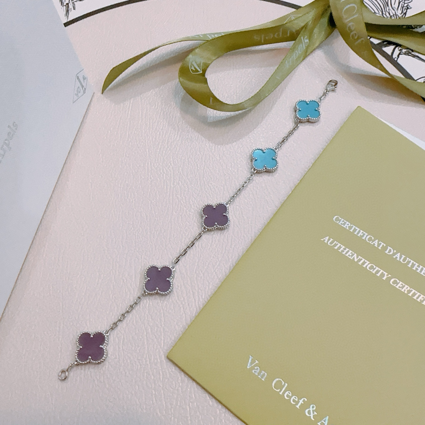Van Cleef Arpels Pulsera Alhambra Metal plateado con incrustaciones de tréboles azul turquesa y violeta 18cm
