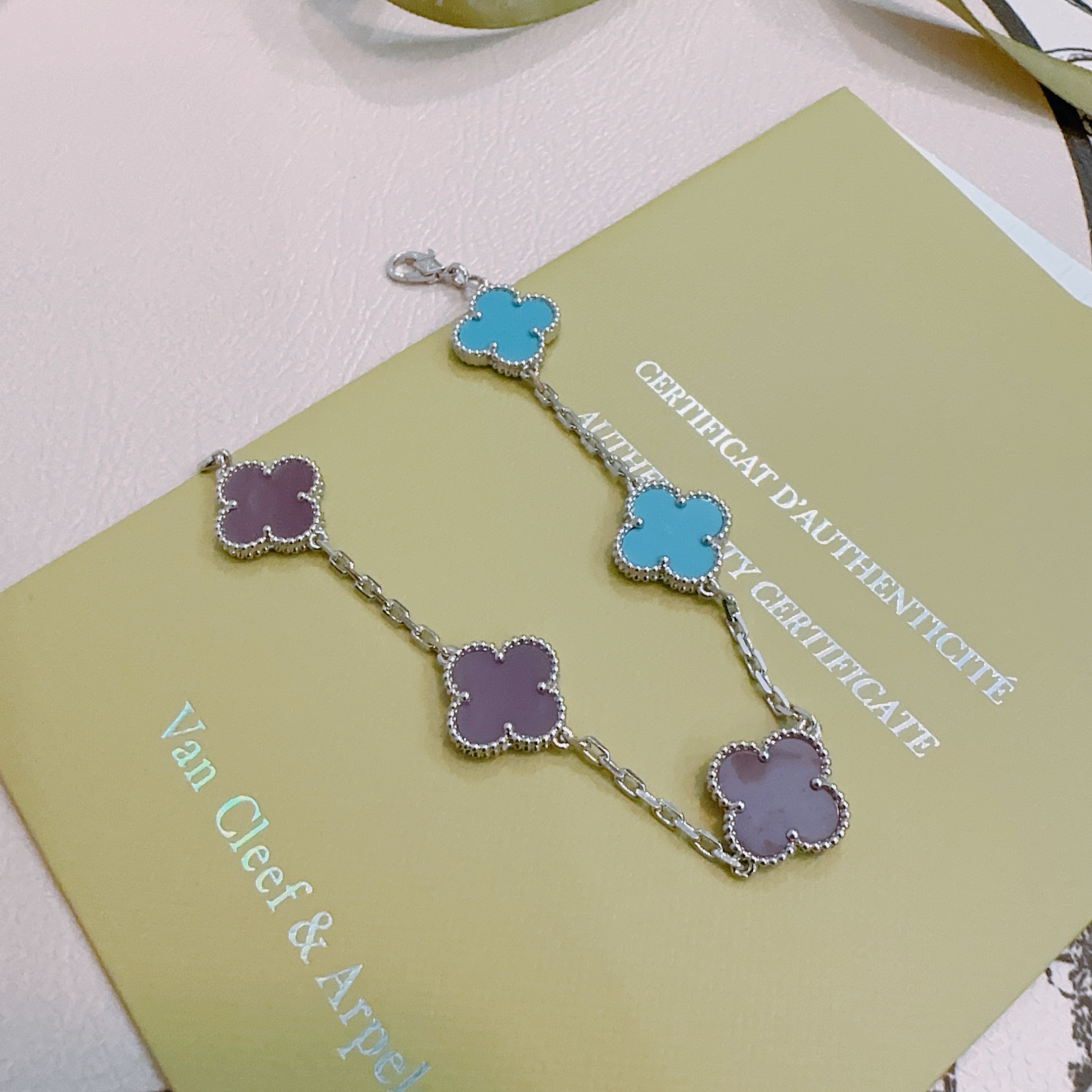 Van Cleef Arpels Pulsera Alhambra Metal plateado con incrustaciones de tréboles azul turquesa y violeta 18cm