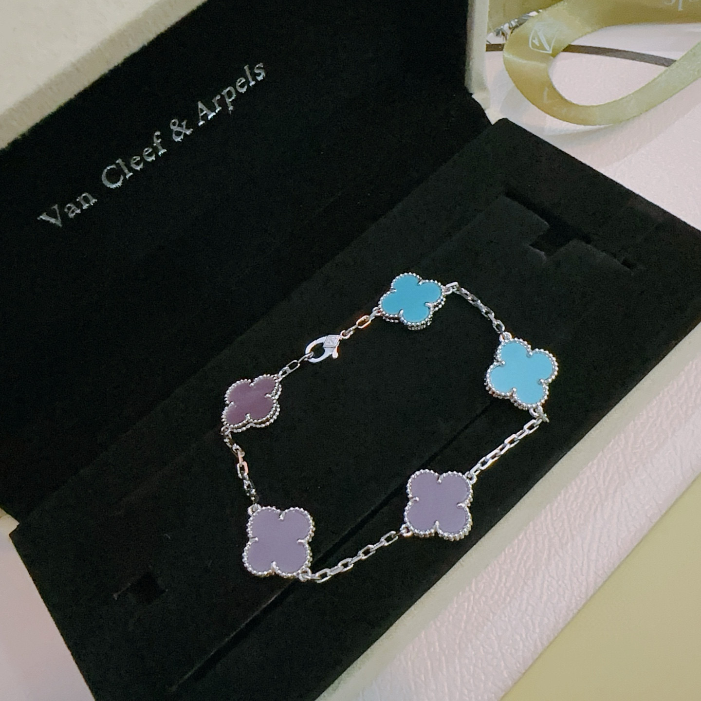 Van Cleef Arpels Pulsera Alhambra Metal plateado con incrustaciones de tréboles azul turquesa y violeta 18cm