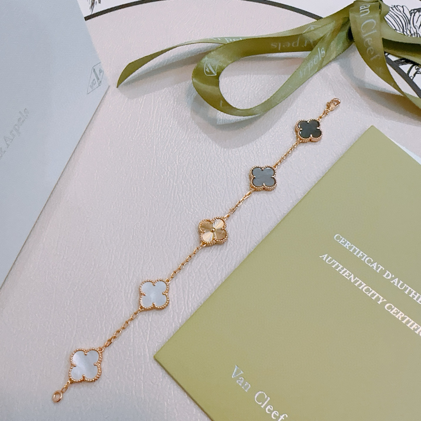 Pulsera Van Cleef Arpels Alhambra Metal dorado rosa con motivos de nácar gris nácar blanco y tréboles guilloché de oro rosa 18 cm