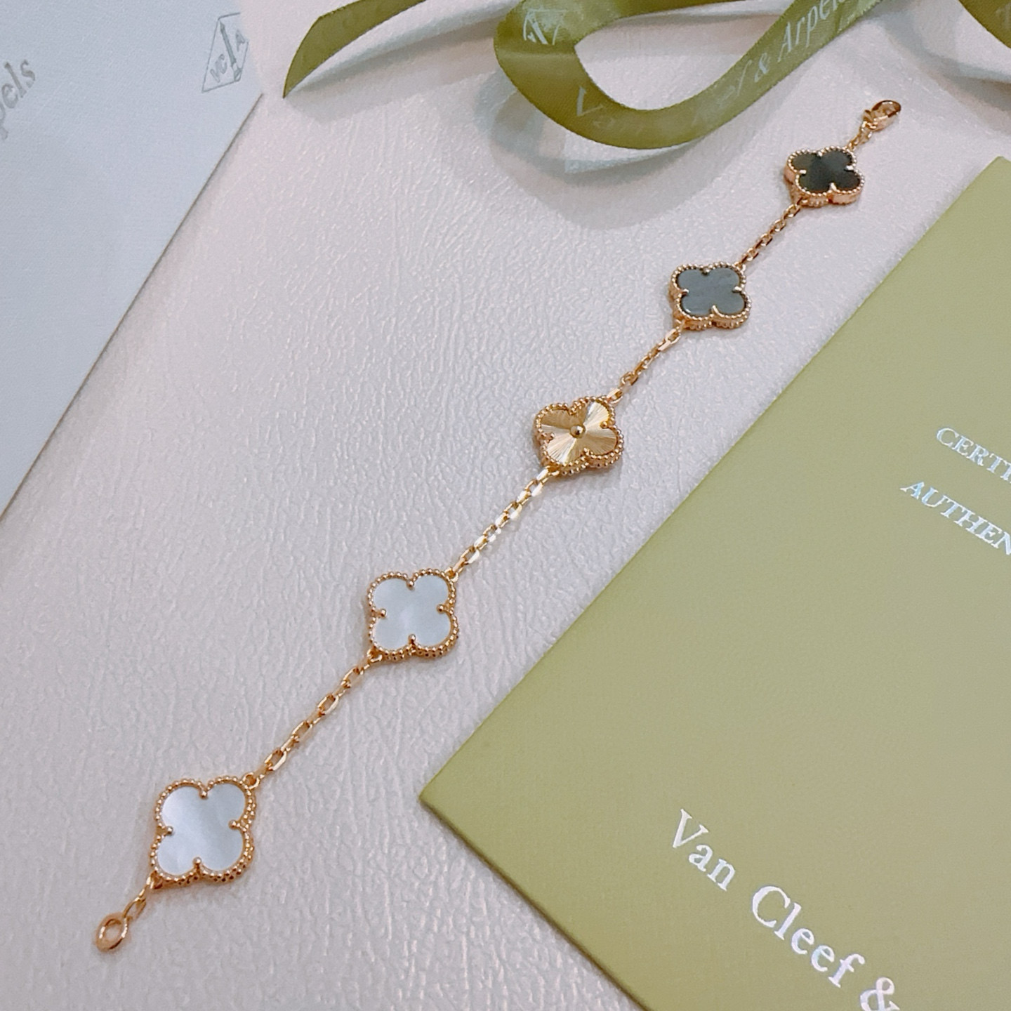 Pulsera Van Cleef Arpels Alhambra Metal dorado rosa con motivos de nácar gris nácar blanco y tréboles guilloché de oro rosa 18 cm