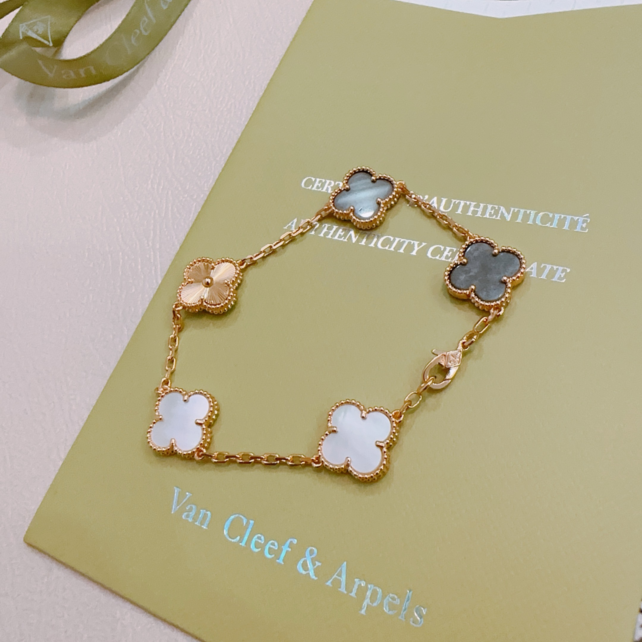 Pulsera Van Cleef Arpels Alhambra Metal dorado rosa con motivos de nácar gris nácar blanco y tréboles guilloché de oro rosa 18 cm