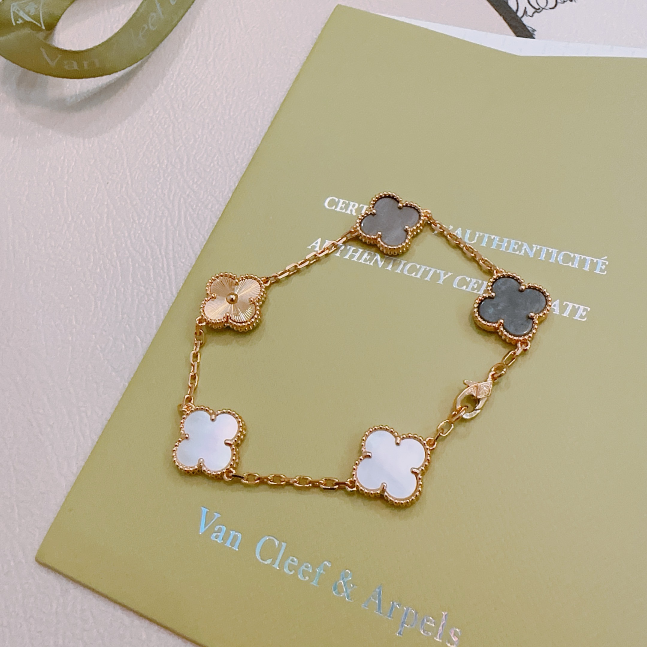 Pulsera Van Cleef Arpels Alhambra Metal dorado rosa con motivos de nácar gris nácar blanco y tréboles guilloché de oro rosa 18 cm