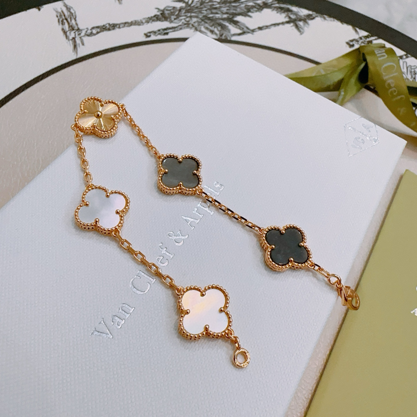 Pulsera Van Cleef Arpels Alhambra Metal dorado rosa con motivos de nácar gris nácar blanco y tréboles guilloché de oro rosa 18 cm