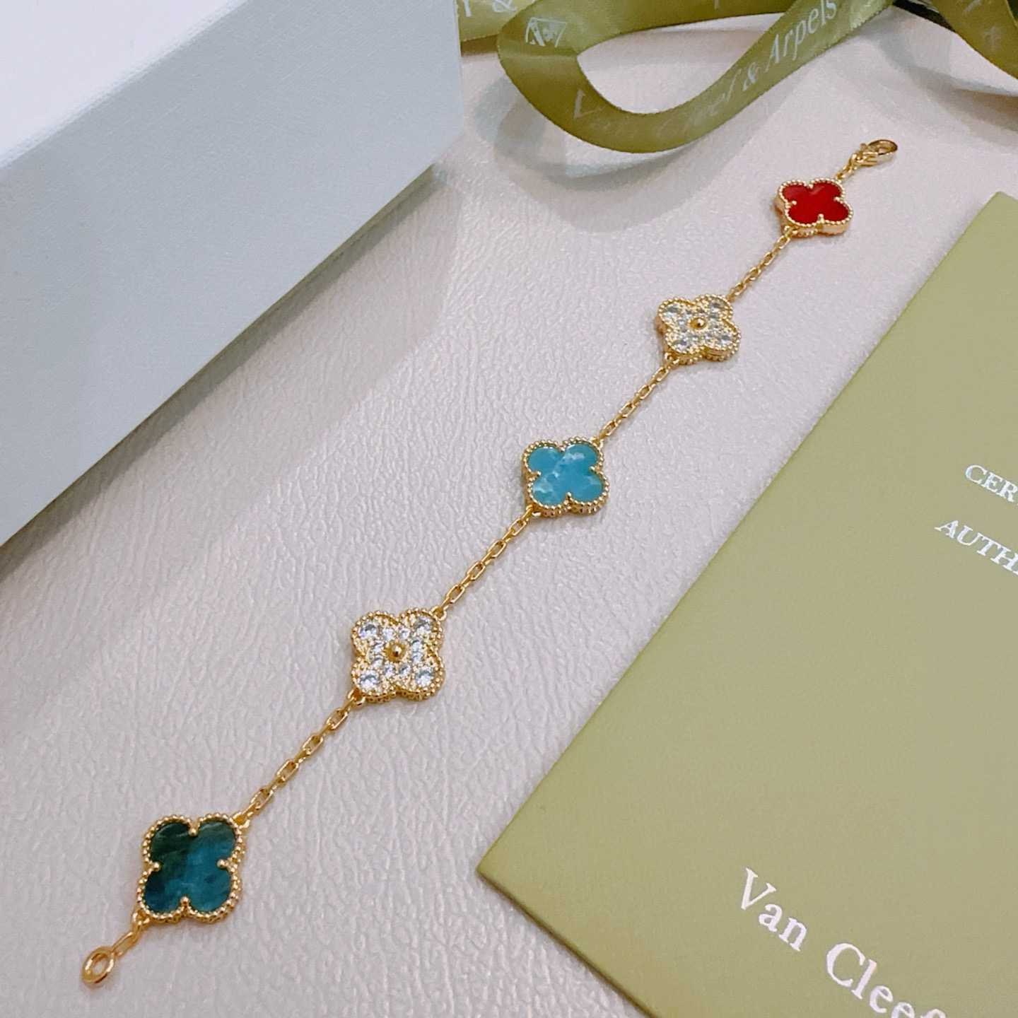 Van Cleef Arpels Pulsera Alhambra Metal dorado con motivos de trébol de cuatro hojas rojo turquesa azul verde azulado y detalles de diamantes transparentes 17 cm