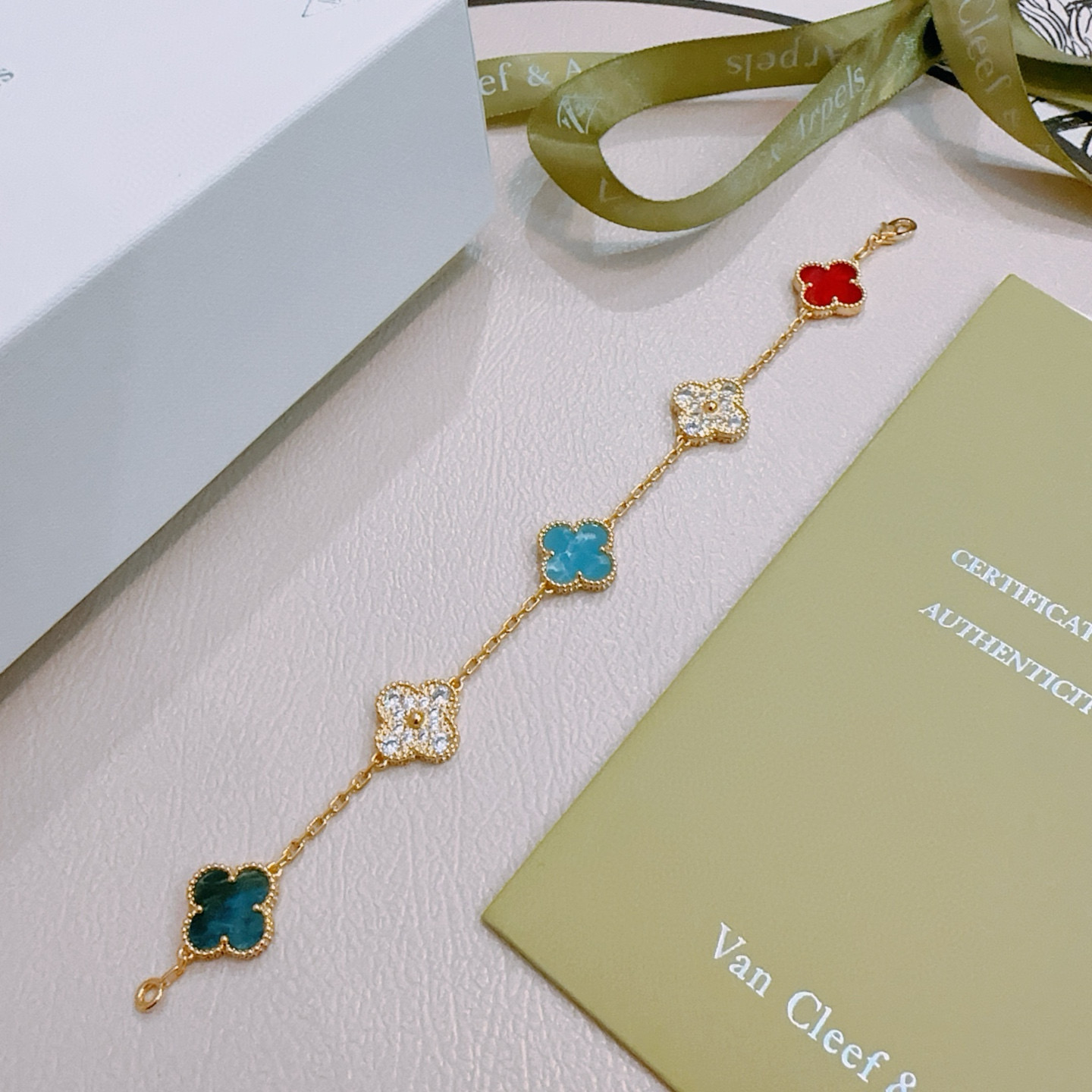 Van Cleef Arpels Pulsera Alhambra Metal dorado con motivos de trébol de cuatro hojas rojo turquesa azul verde azulado y detalles de diamantes transparentes 17 cm