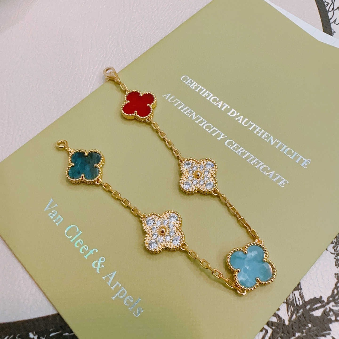 Van Cleef Arpels Pulsera Alhambra Metal dorado con motivos de trébol de cuatro hojas rojo, azul turquesa, azul verdoso y detalles de diamantes transparentes 17 cm