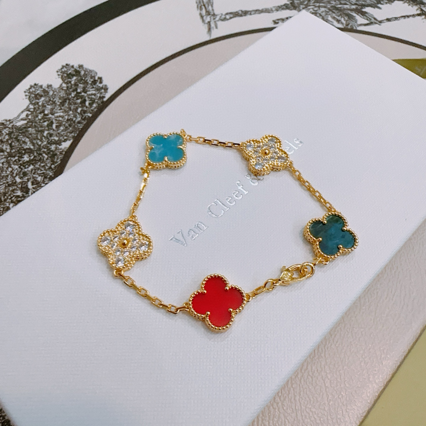 Van Cleef Arpels Pulsera Alhambra Metal dorado con motivos de trébol de cuatro hojas rojo, azul turquesa, azul verdoso y detalles de diamantes transparentes 17 cm