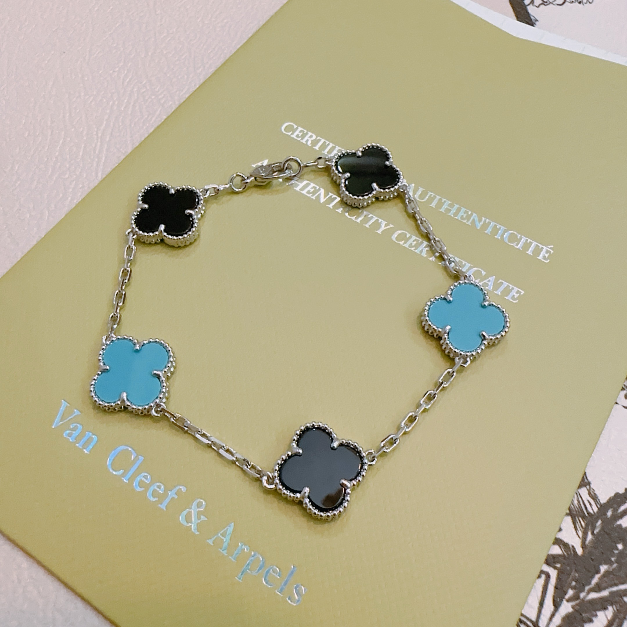 Pulsera Van Cleef Arpels Alhambra de metal plateado con incrustaciones de ónix negro y trébol azul turquesa 17cm