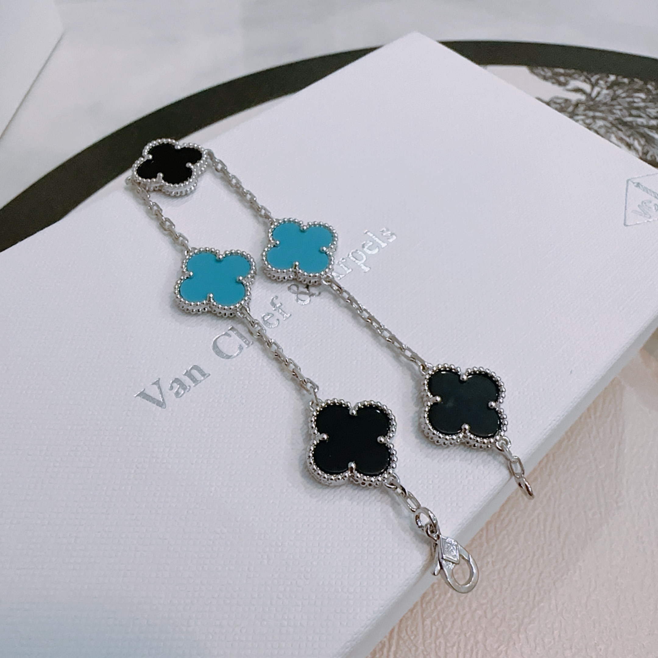 Pulsera Van Cleef Arpels Alhambra de metal plateado con incrustaciones de ónix negro y trébol azul turquesa 17cm