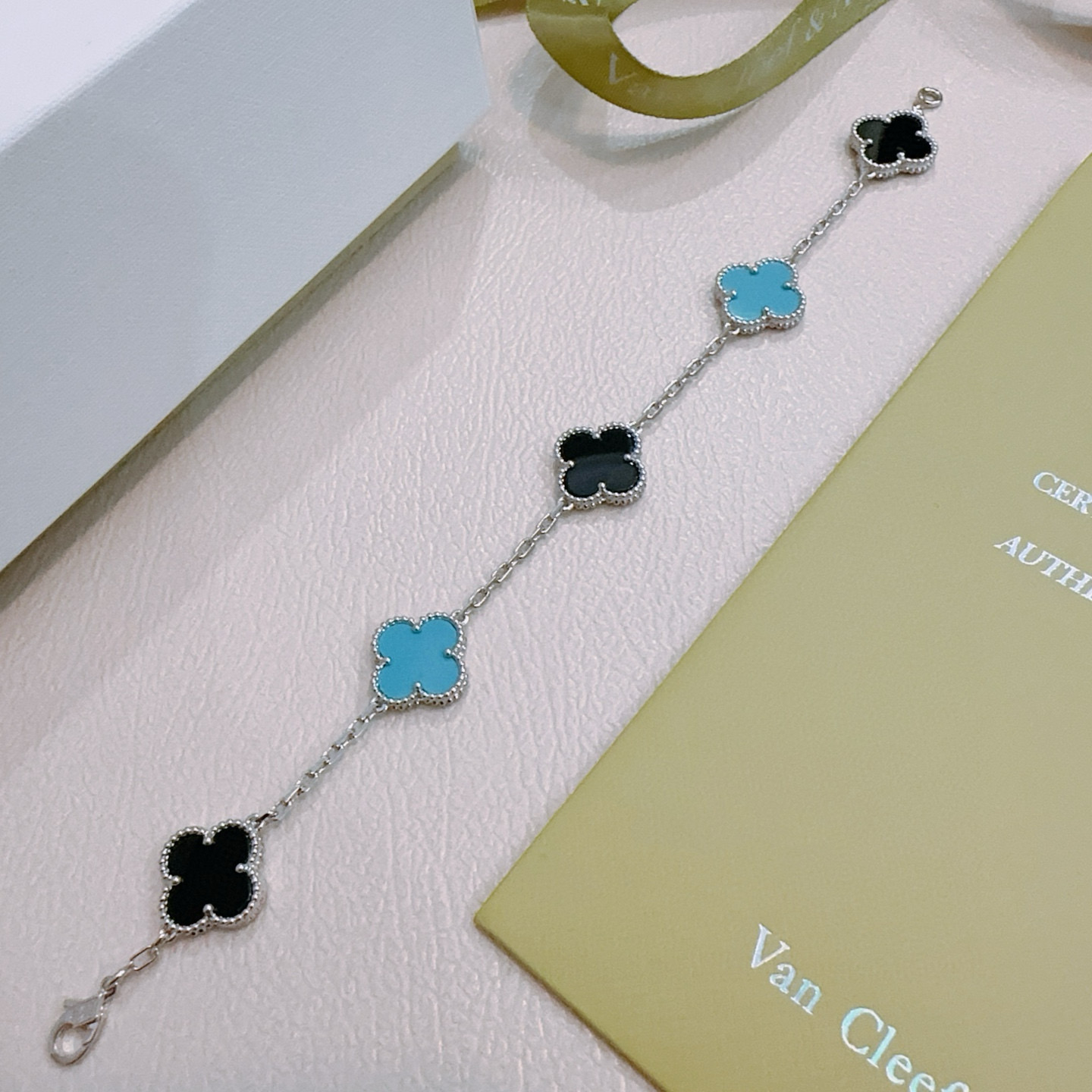 Pulsera Van Cleef Arpels Alhambra de metal plateado con incrustaciones de ónix negro y trébol azul turquesa 17cm