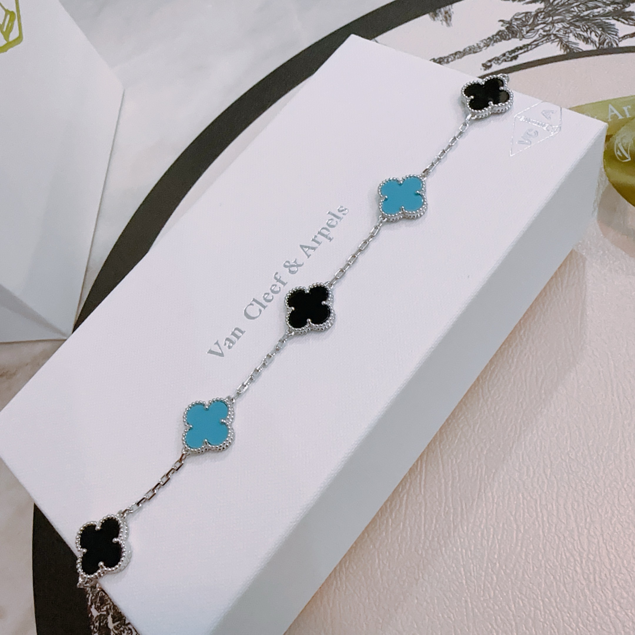 Pulsera Van Cleef Arpels Alhambra de metal plateado con incrustaciones de ónix negro y trébol azul turquesa 17cm