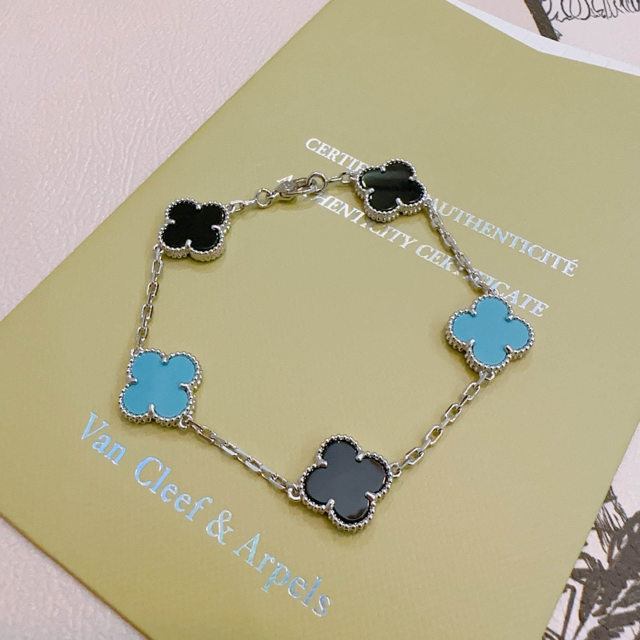 Pulsera Van Cleef Arpels Alhambra de metal plateado con incrustaciones de ónix negro y trébol azul turquesa 17cm