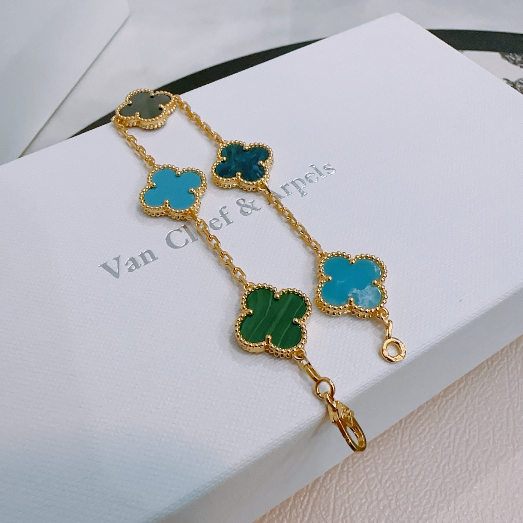 Van Cleef Arpels Bracelet Alhambra Métal doré avec incrustations de trèfles multicolores gris sarcelle turquoise vert 18cm