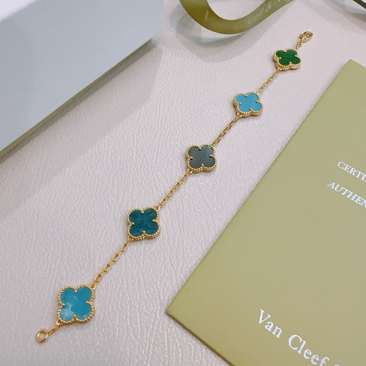 Van Cleef Arpels Bracelet Alhambra Métal doré avec incrustations de trèfles multicolores gris sarcelle turquoise vert 18cm