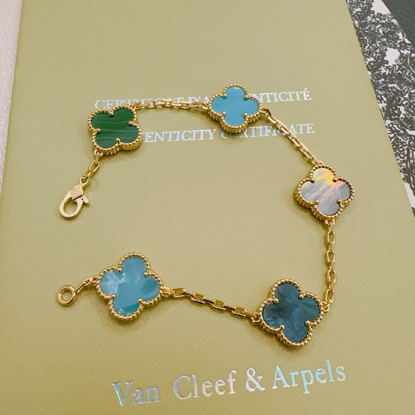 Van Cleef Arpels Bracelet Alhambra Métal doré avec incrustations de trèfles multicolores gris sarcelle turquoise vert 18cm