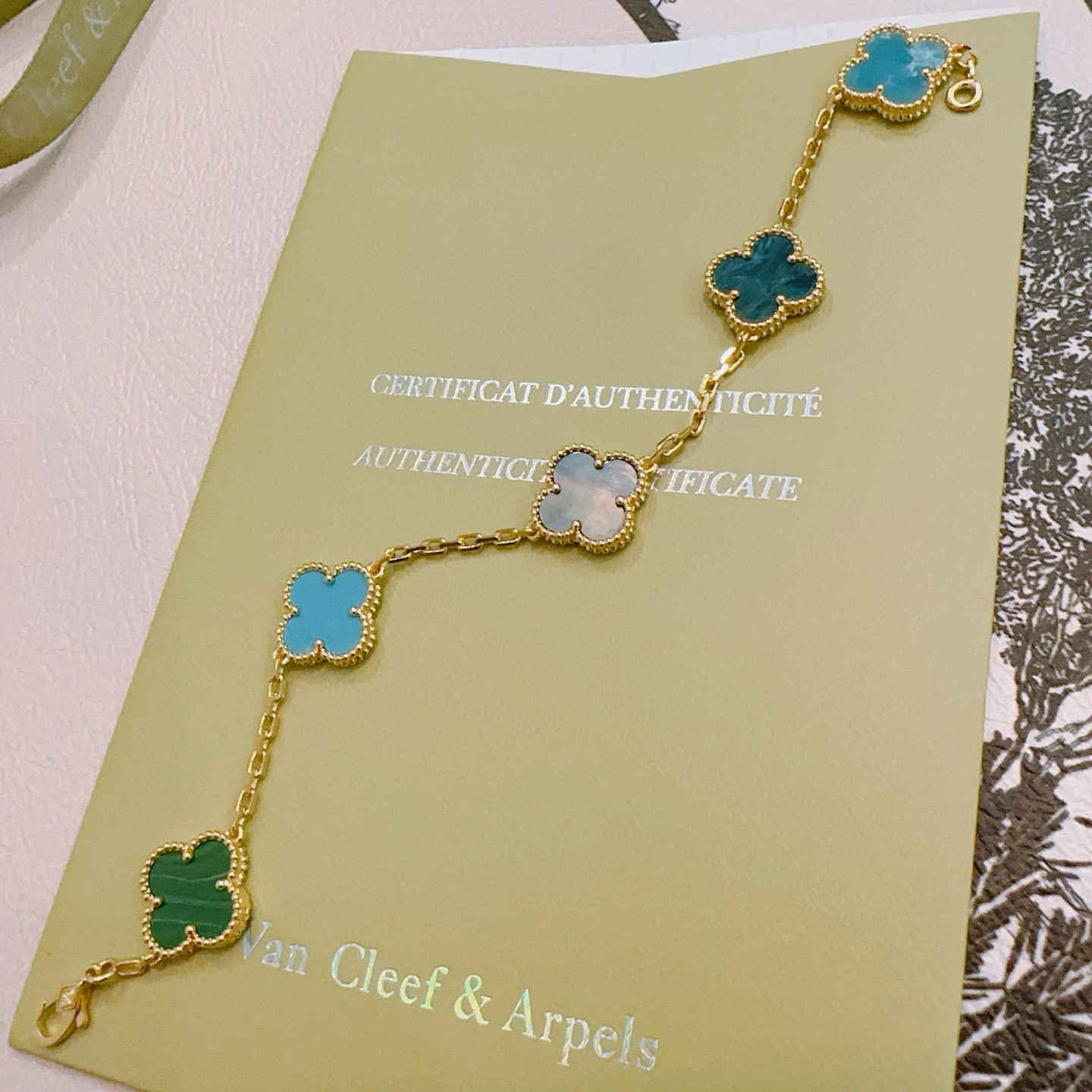 Van Cleef Arpels Bracelet Alhambra Métal doré avec incrustations de trèfles multicolores gris sarcelle turquoise vert 18cm
