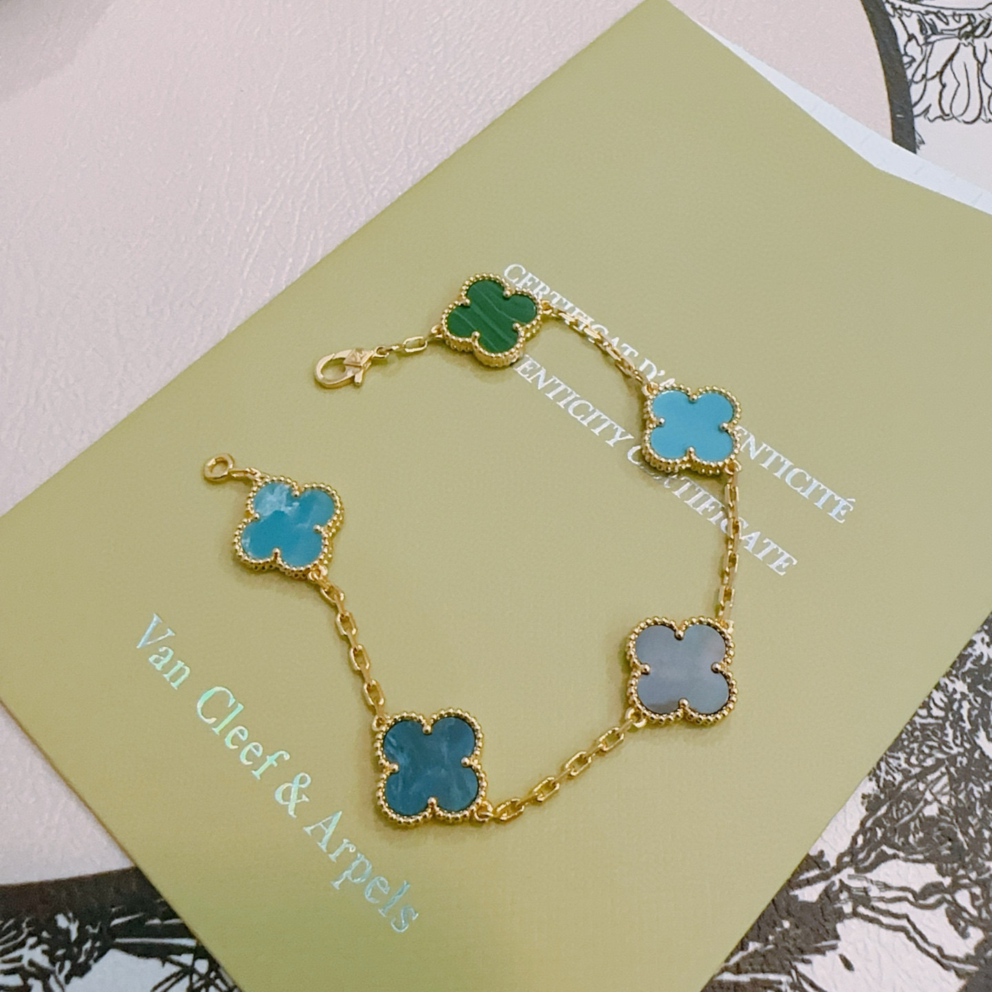 Van Cleef Arpels Bracelet Alhambra Métal doré avec incrustations de trèfles multicolores gris sarcelle turquoise vert 18cm