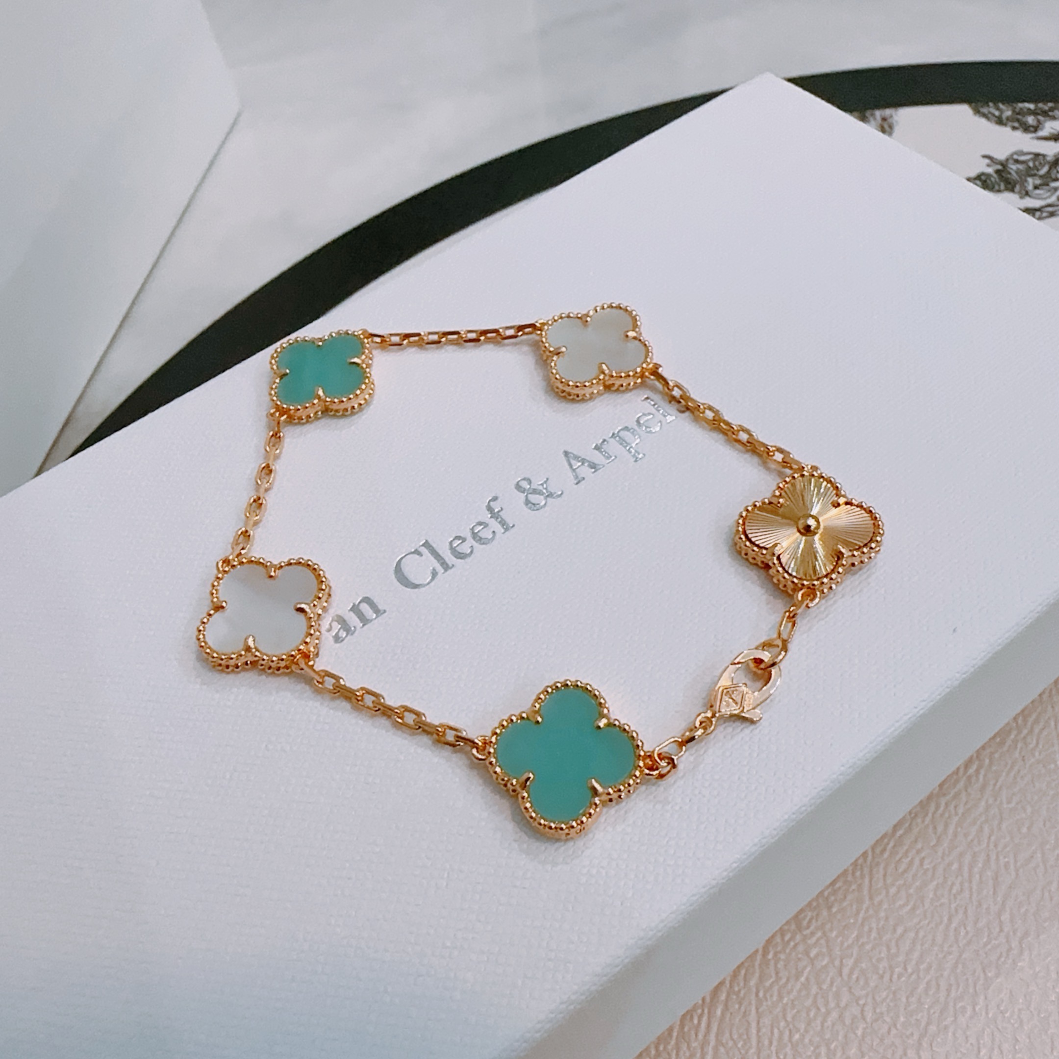 Pulseira Van Cleef Arpels Alhambra Metal em ouro rosa com motivos de trevo de quatro folhas em ouro rosa azul turquesa e madrepérola branca guilhoché 18 cm