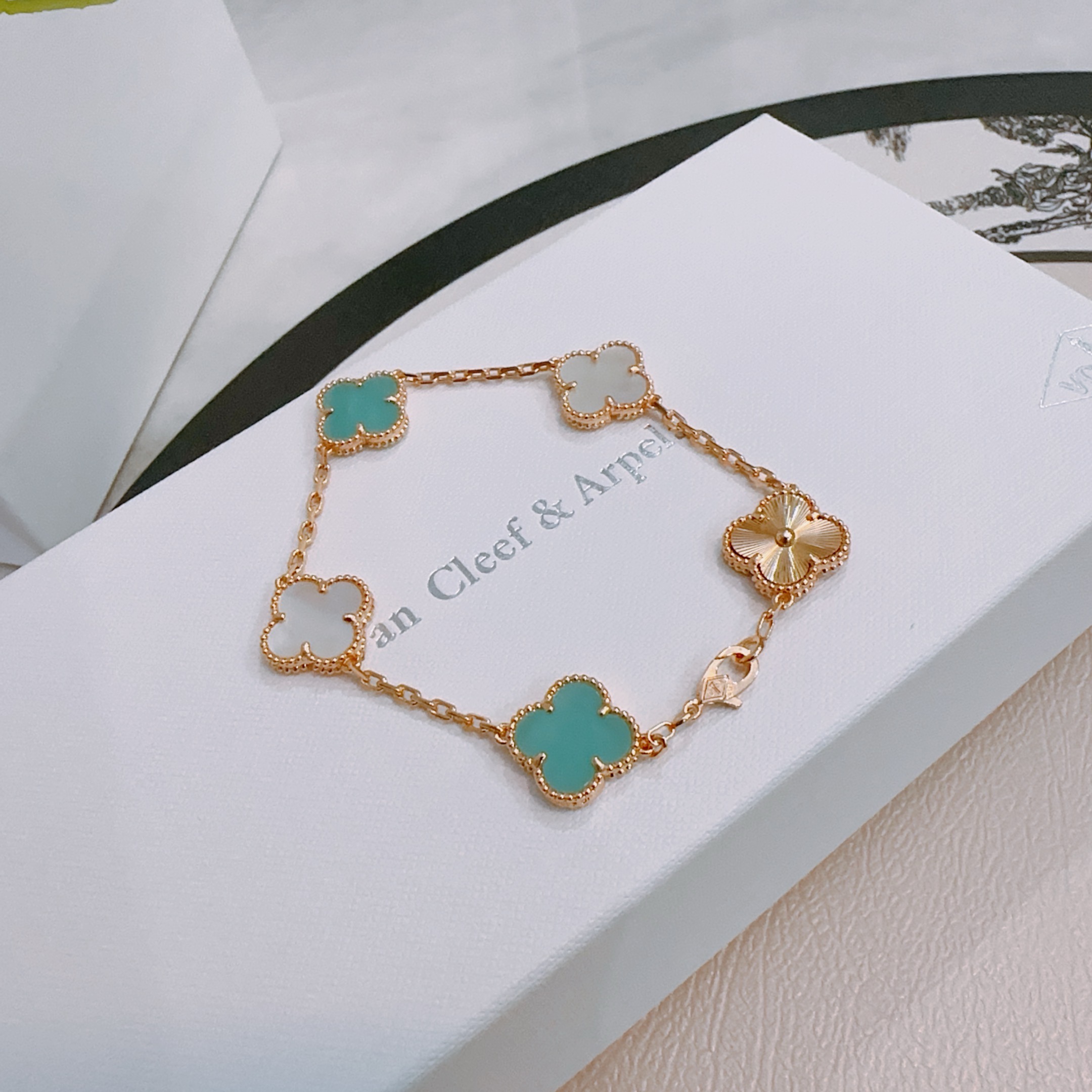 Pulseira Van Cleef Arpels Alhambra Metal em ouro rosa com motivos de trevo de quatro folhas em ouro rosa azul turquesa e madrepérola branca guilhoché 18 cm
