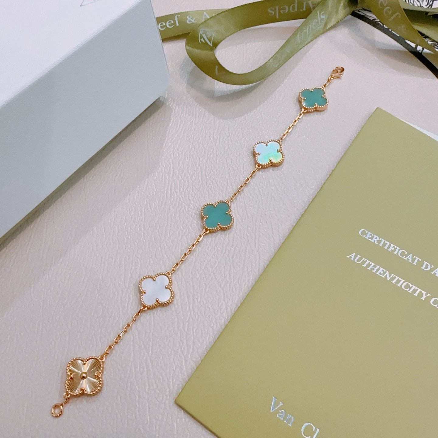 Pulseira Van Cleef Arpels Alhambra Metal em ouro rosa com motivos de trevo de quatro folhas em ouro rosa azul turquesa e madrepérola branca guilhoché 18 cm
