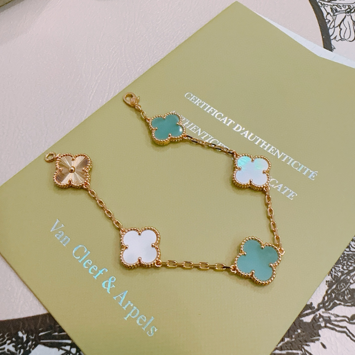 Pulseira Van Cleef Arpels Alhambra Metal em ouro rosa com motivos de trevo de quatro folhas em ouro rosa azul turquesa e madrepérola branca guilhoché 18 cm
